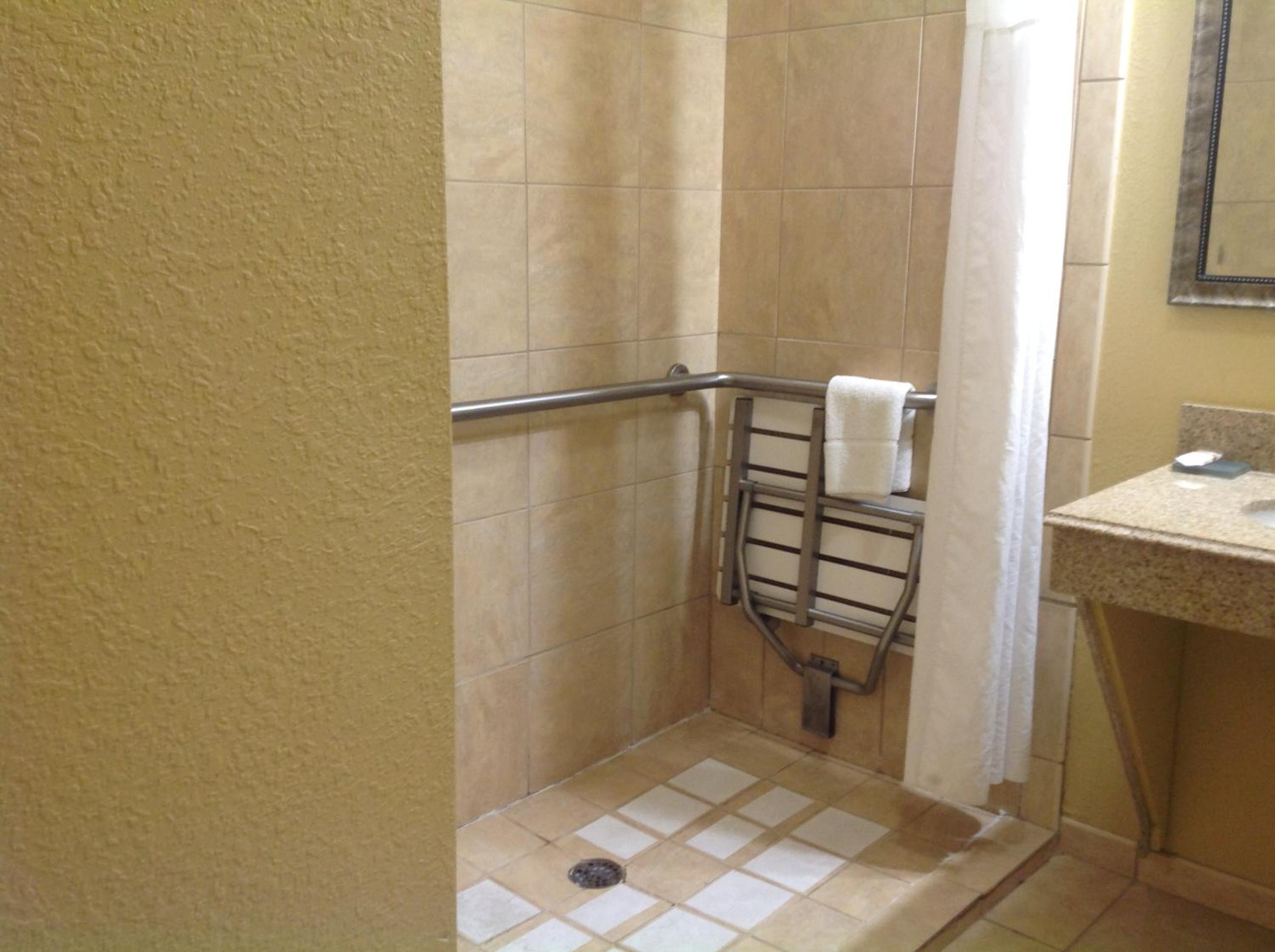 Queen Room with Two Queen Beds - Mobility Access/Non-Smoking - Photo 2