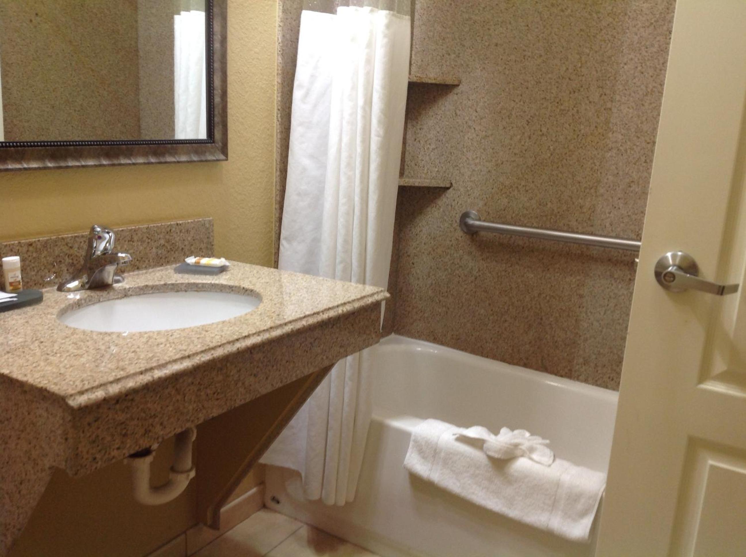 Deluxe Queen Room with Two Queen Beds - Photo 4