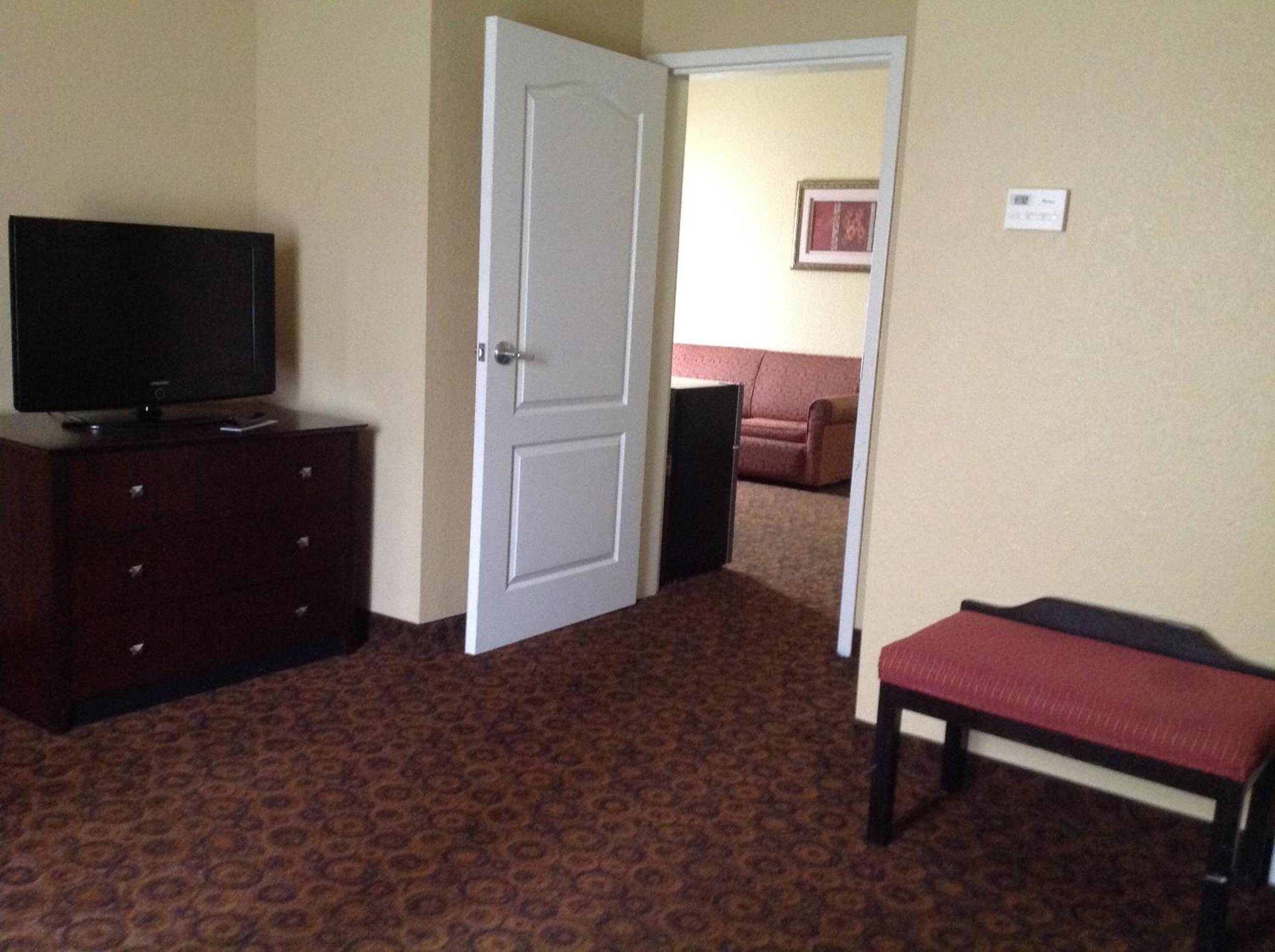 King Suite - Non-Smoking - Photo 2