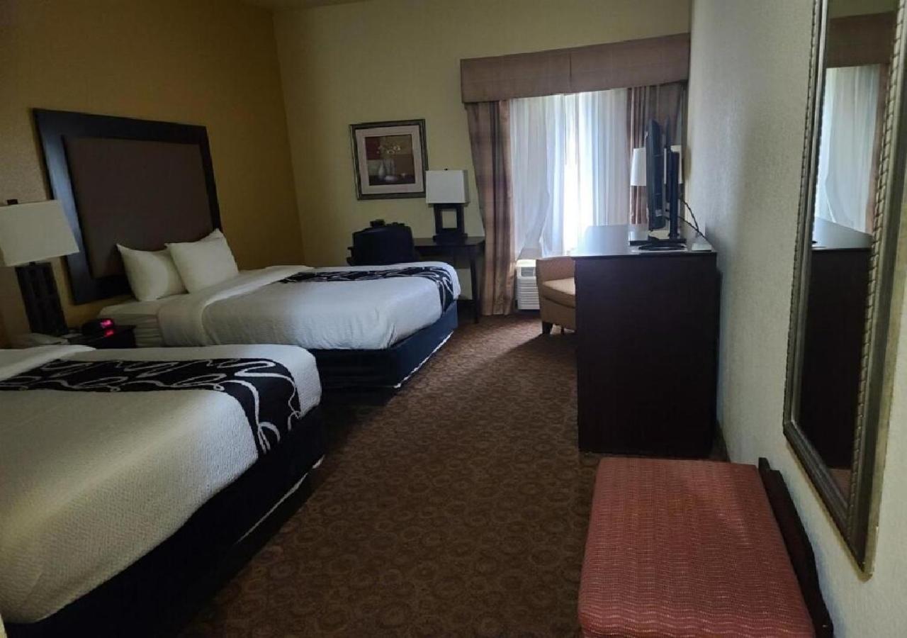 Deluxe Queen Room with Two Queen Beds - Photo 5