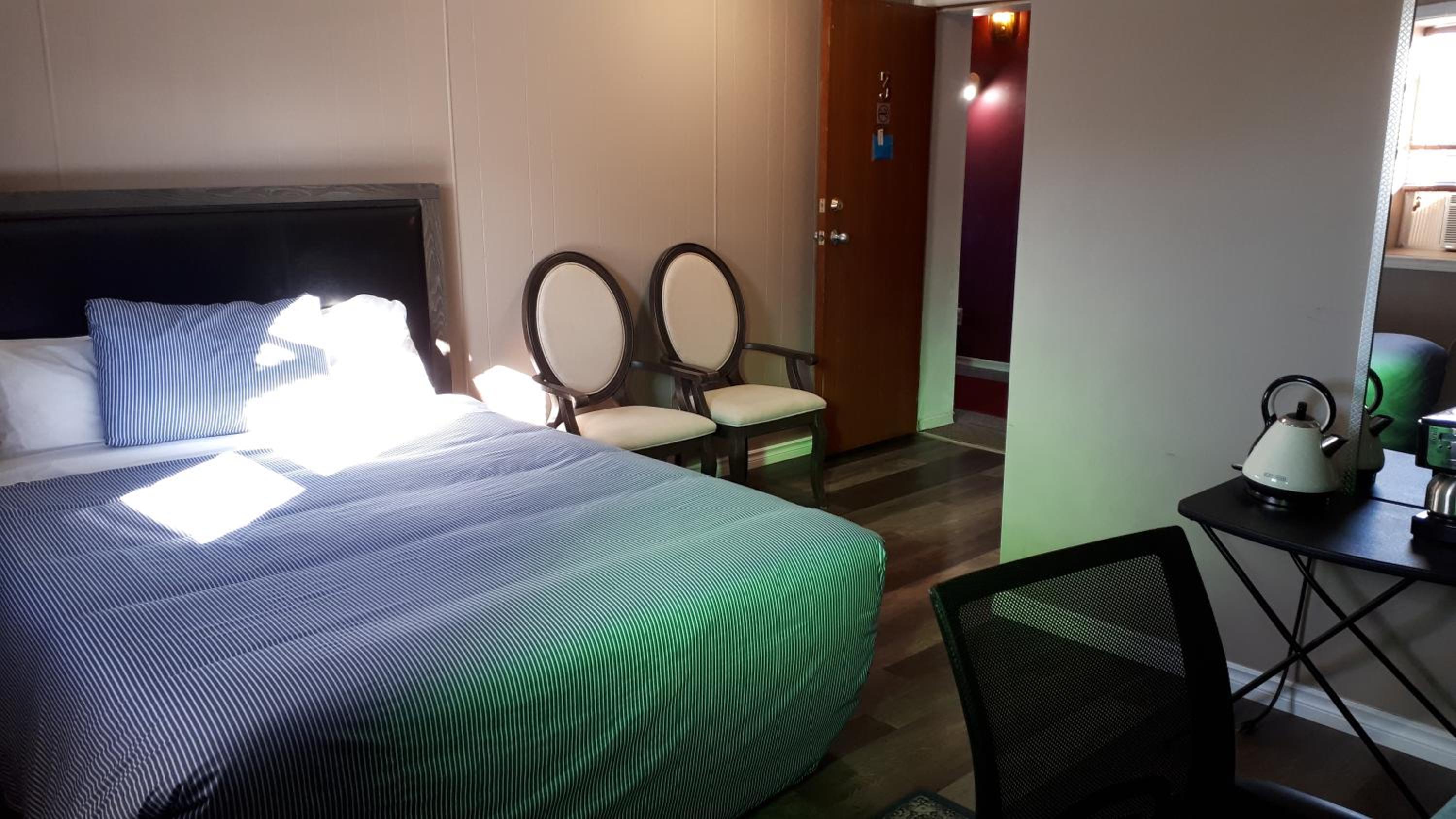 Queen Room with Balcony photo 3