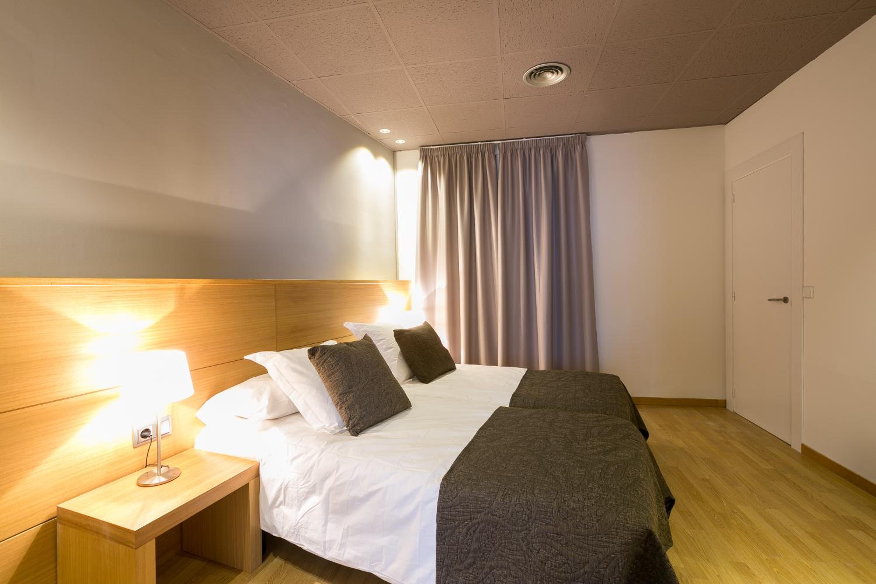 Four-Bedroom Apartment Comfort - Ronda Universitat 15 photo 2