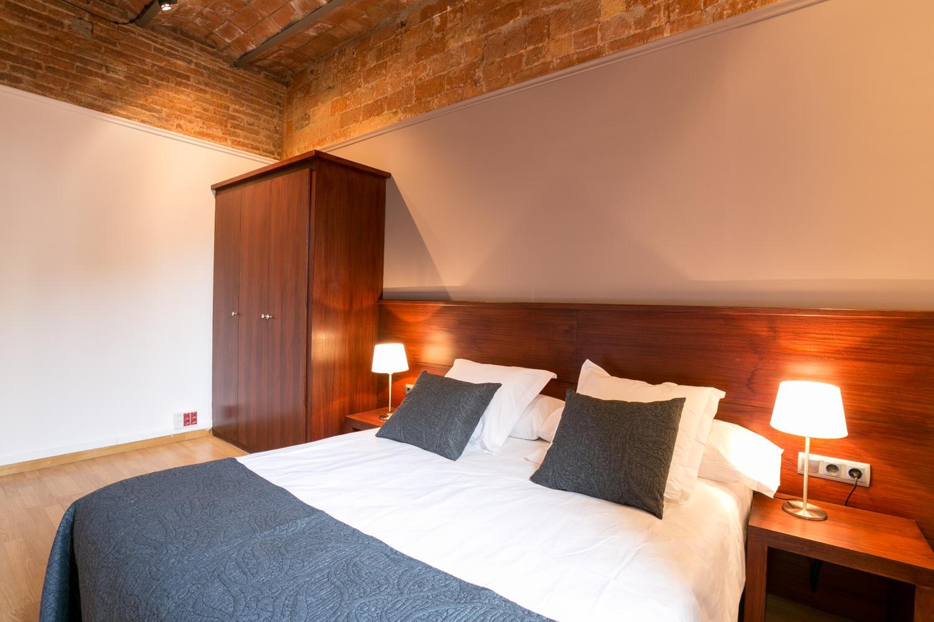 Four-Bedroom Apartment Comfort - Ronda Universitat 15 photo 3