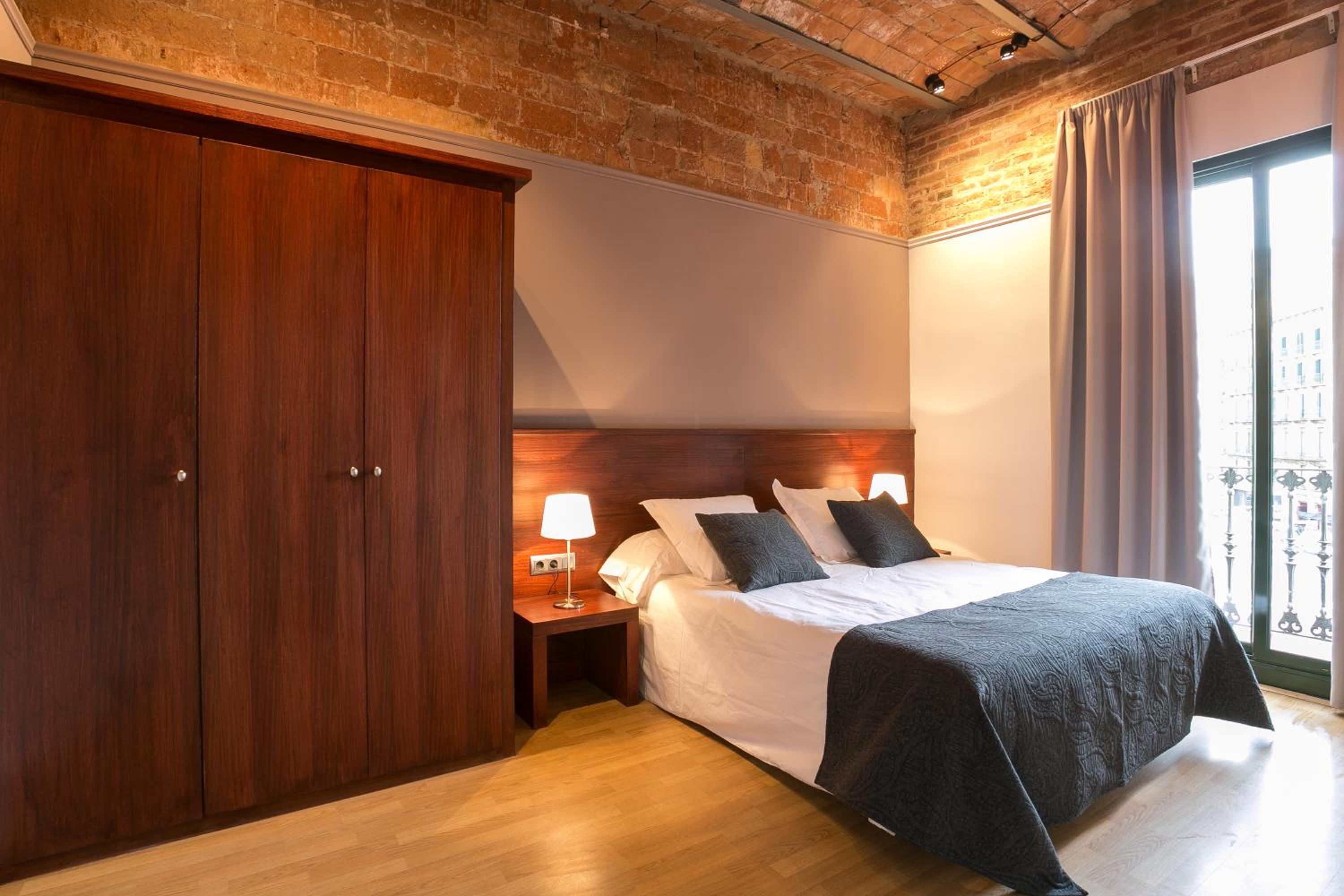 Four-Bedroom Apartment Comfort - Ronda Universitat 15 photo 2