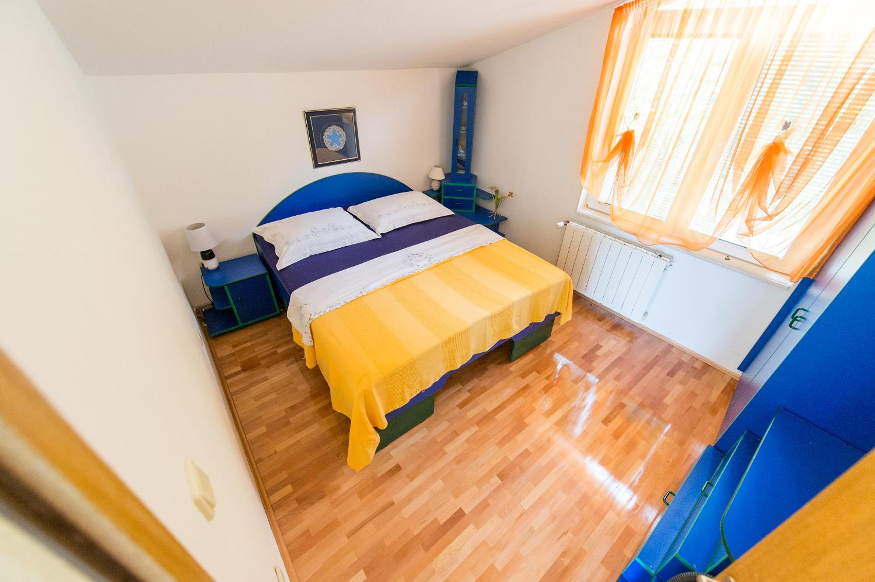 Apartment with Lake View - Photo 46