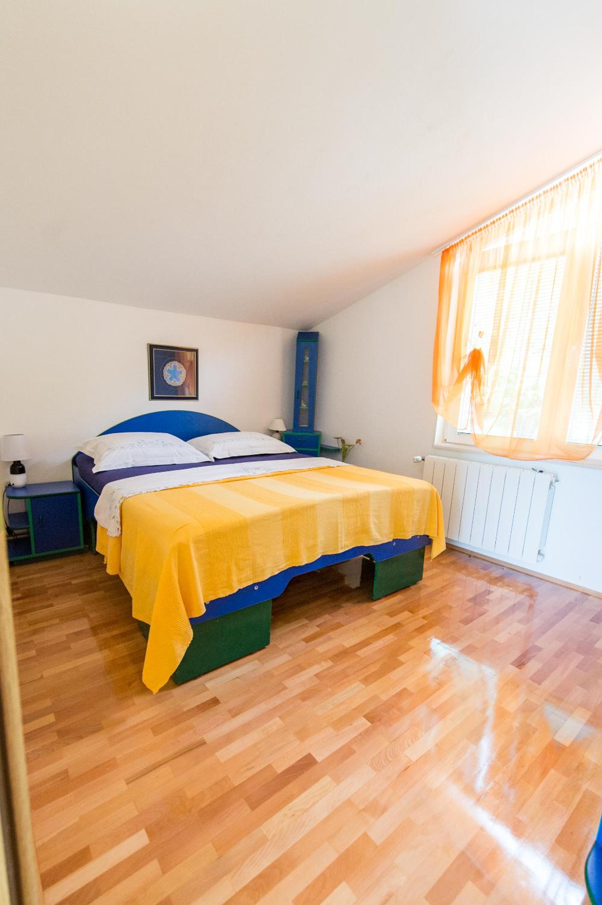 Apartment with Lake View - Photo 1