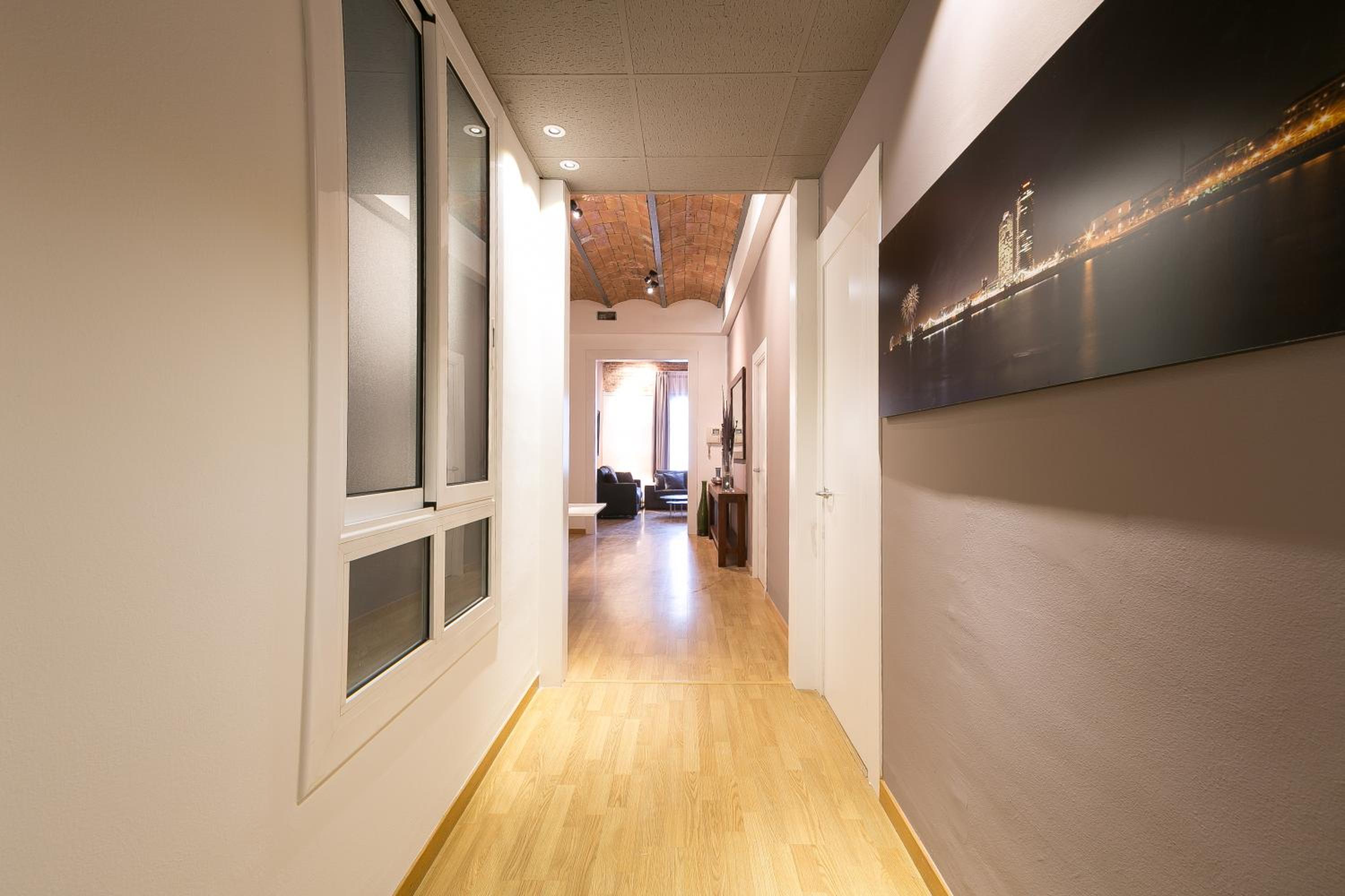 Four-Bedroom Apartment Comfort - Ronda Universitat 15 photo 3