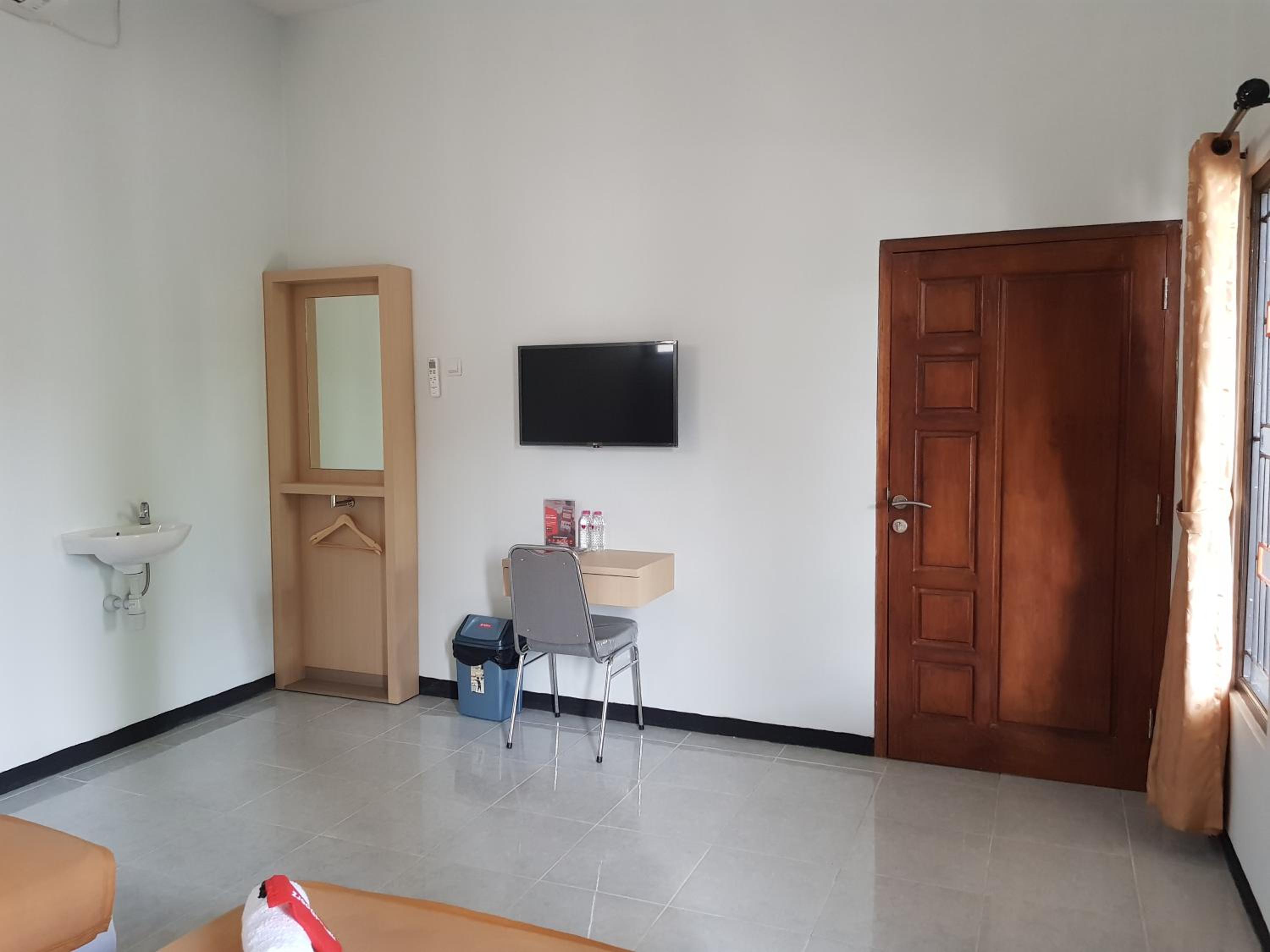 Family Room - Photo 2