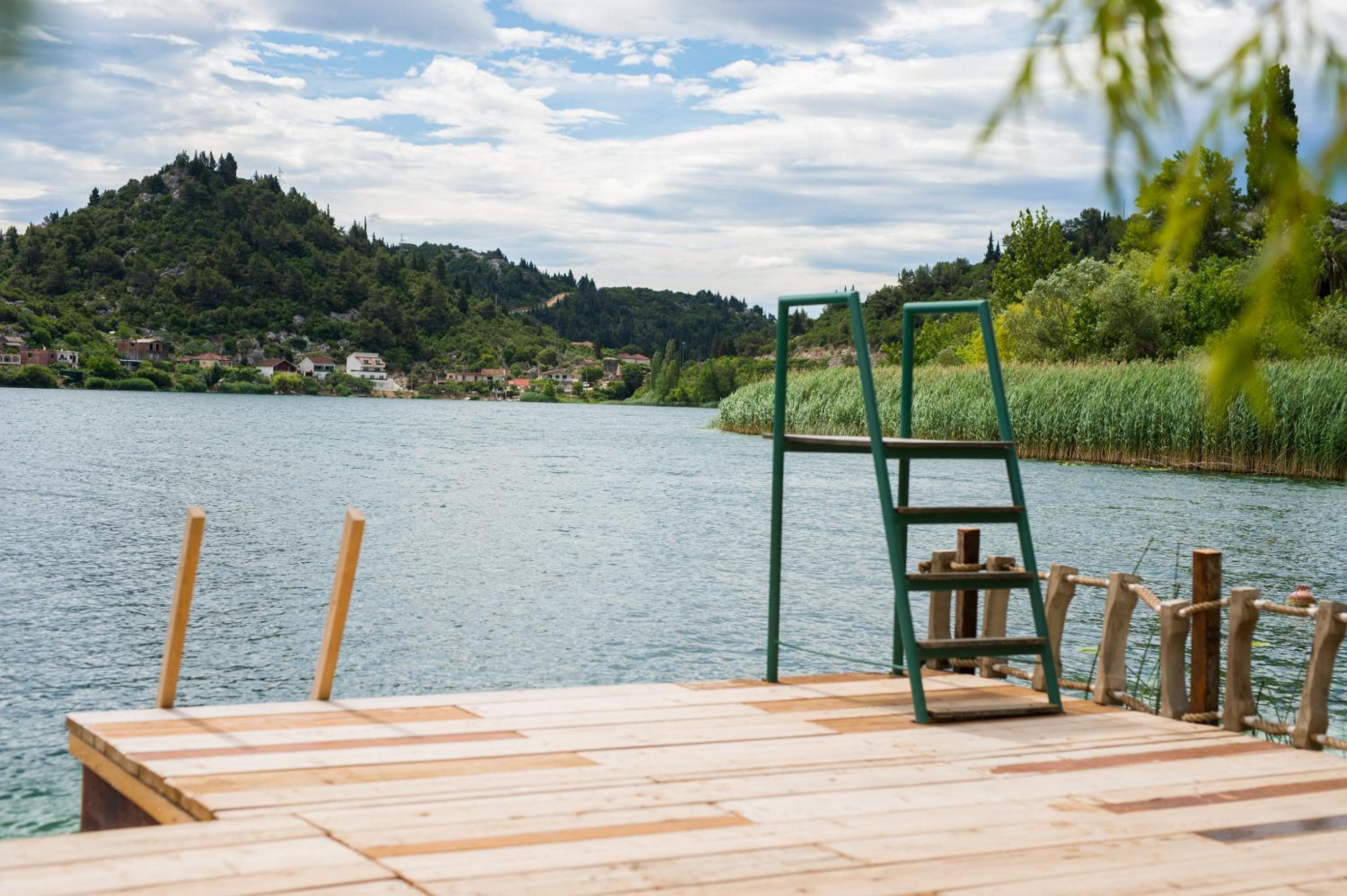 Apartment with Lake View - Photo 7