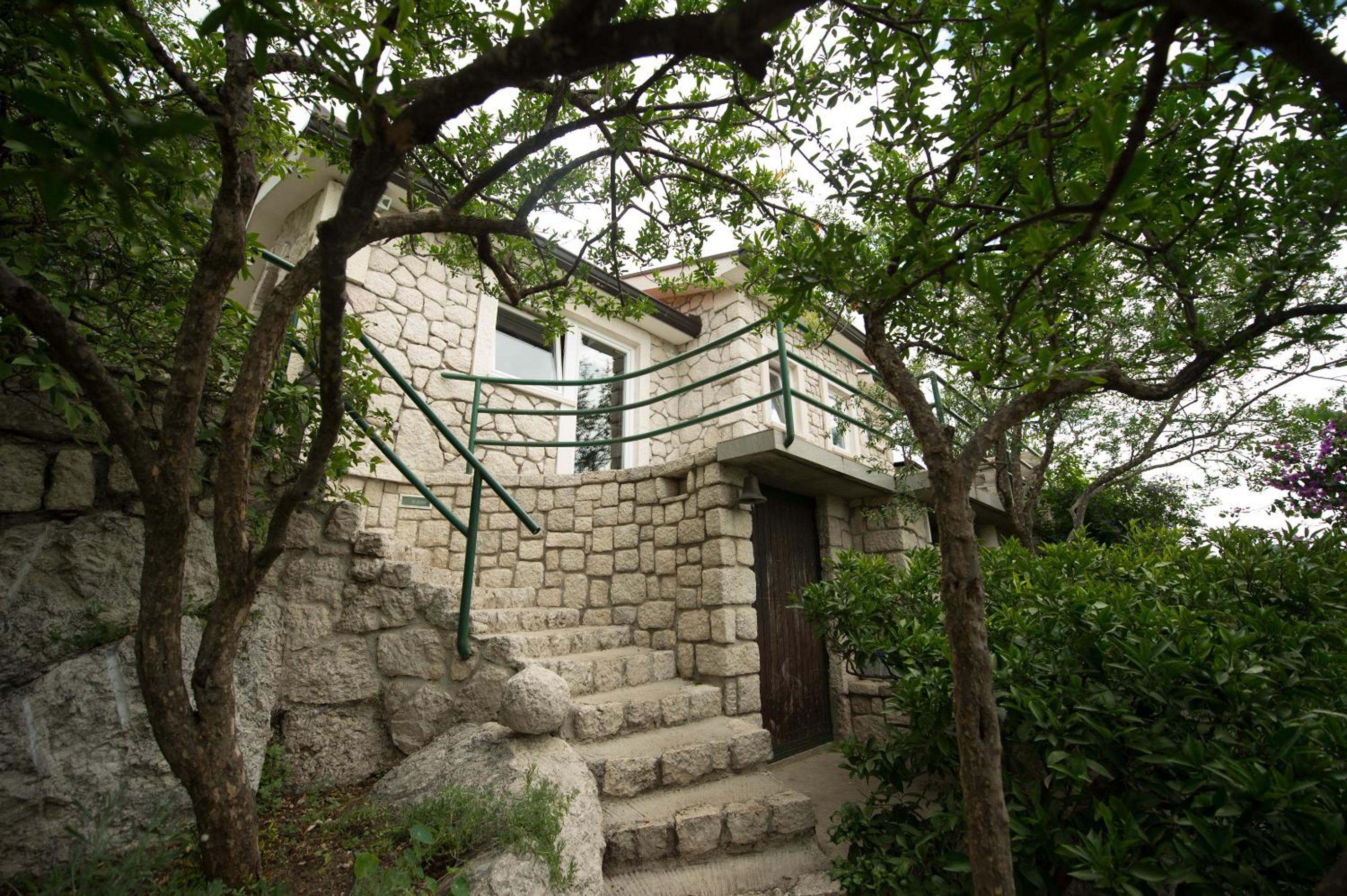 Apartment with Lake View - Photo 9