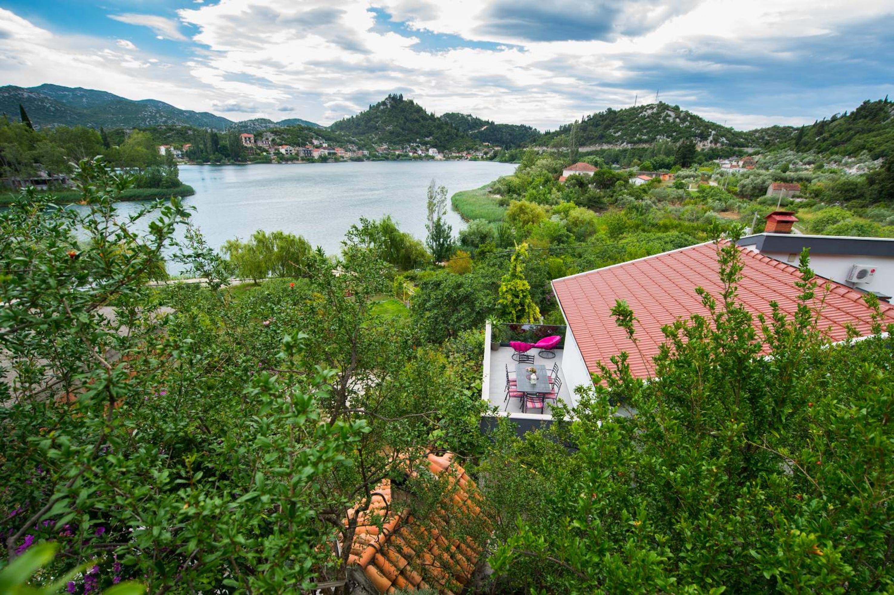 Apartment with Lake View - Photo 10