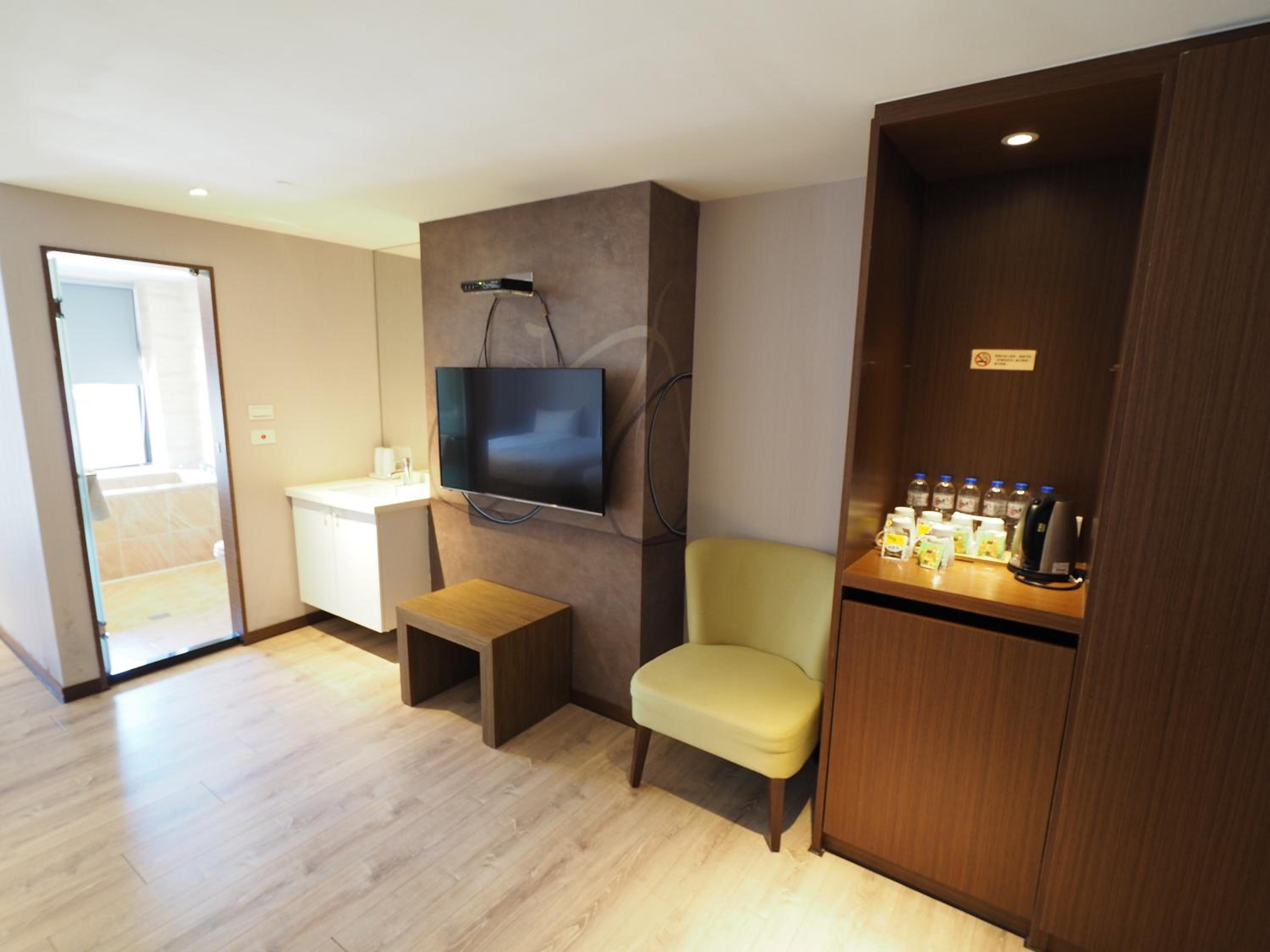 Standard Family Room - Photo 8