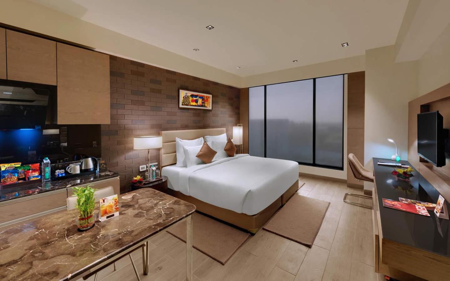 Deluxe Room with One king Bed - City or Garden View - Non-Smoking - 15% Discount on Food & Beverages - Photo 1