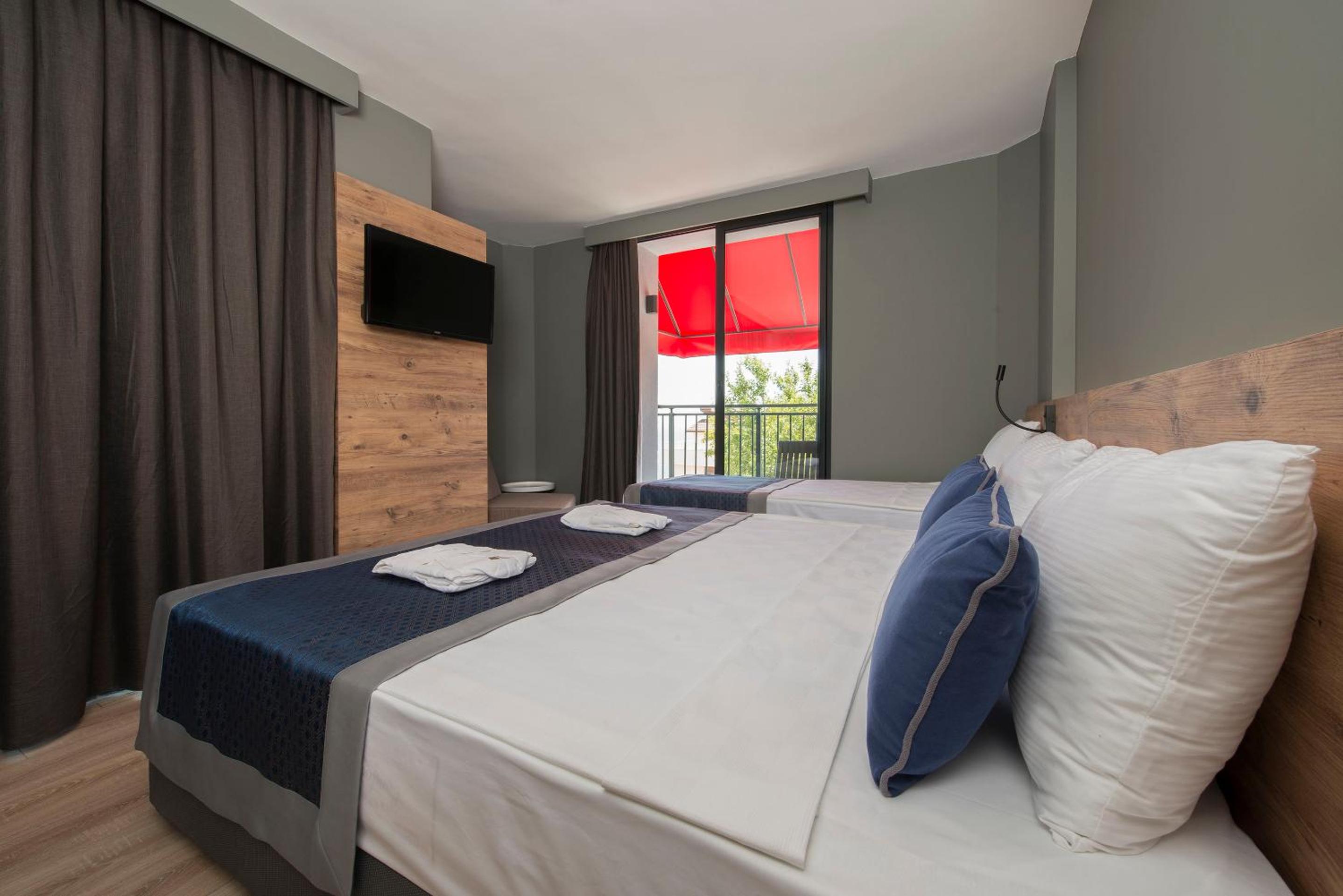Deluxe Triple Room with Sea View
