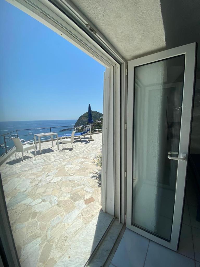 Deluxe Triple Room with Terrace and Sea View - Photo 8