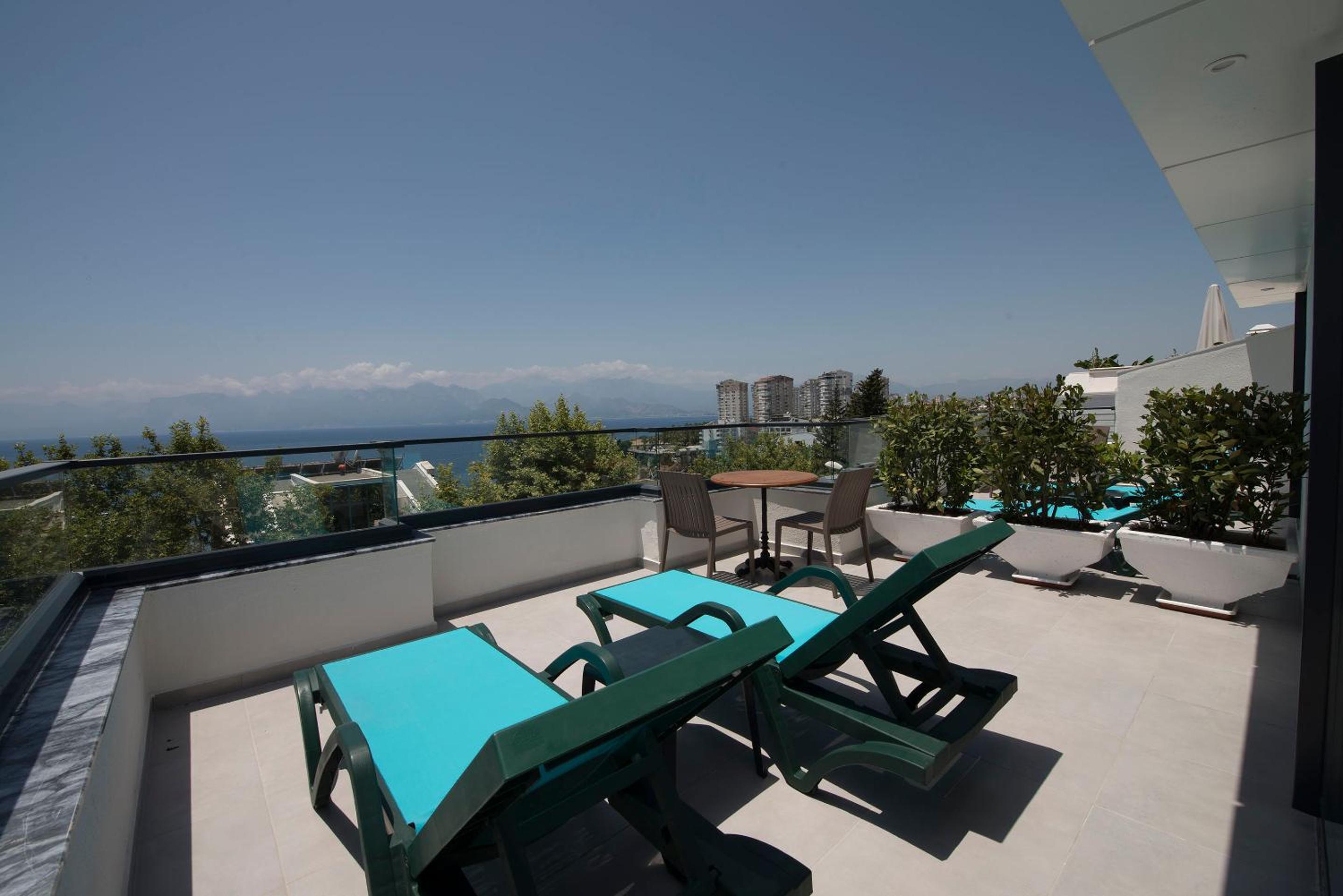 Junior Suite with Terrace thumbnail 5