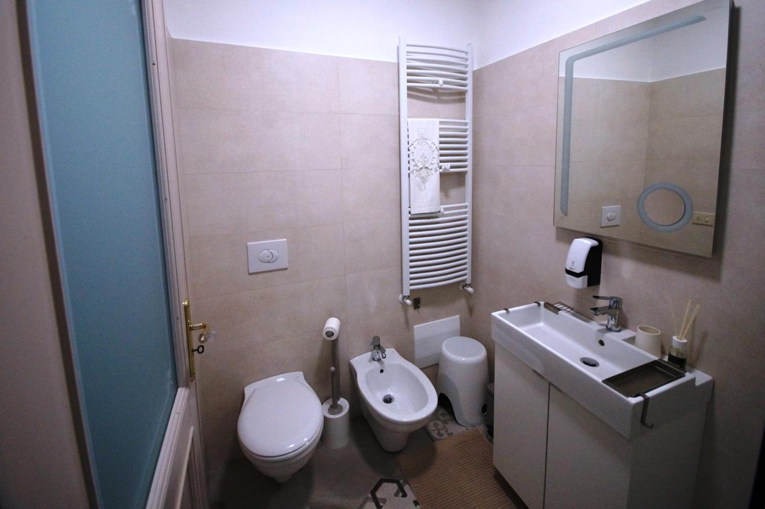 Large Double Room - Photo 10