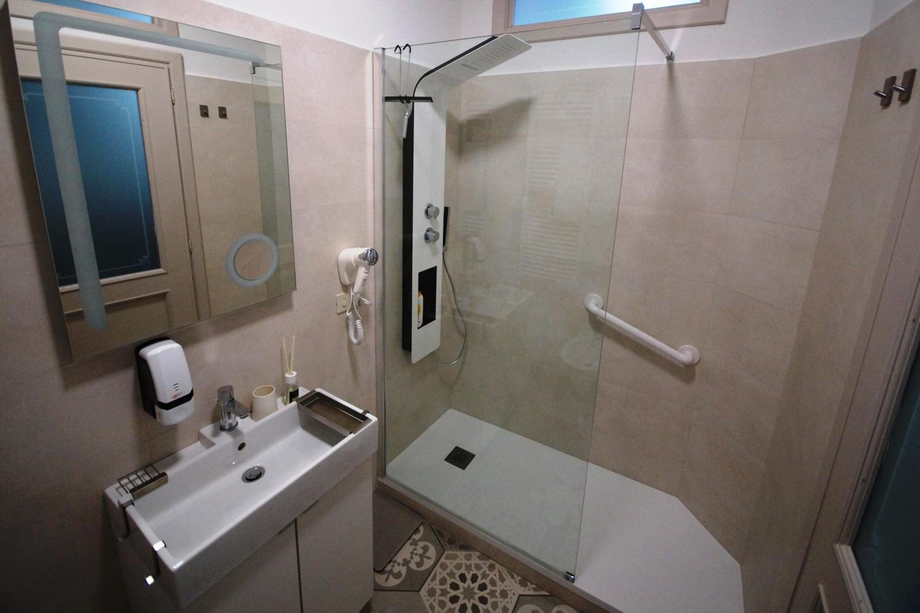 Large Double Room - Photo 9