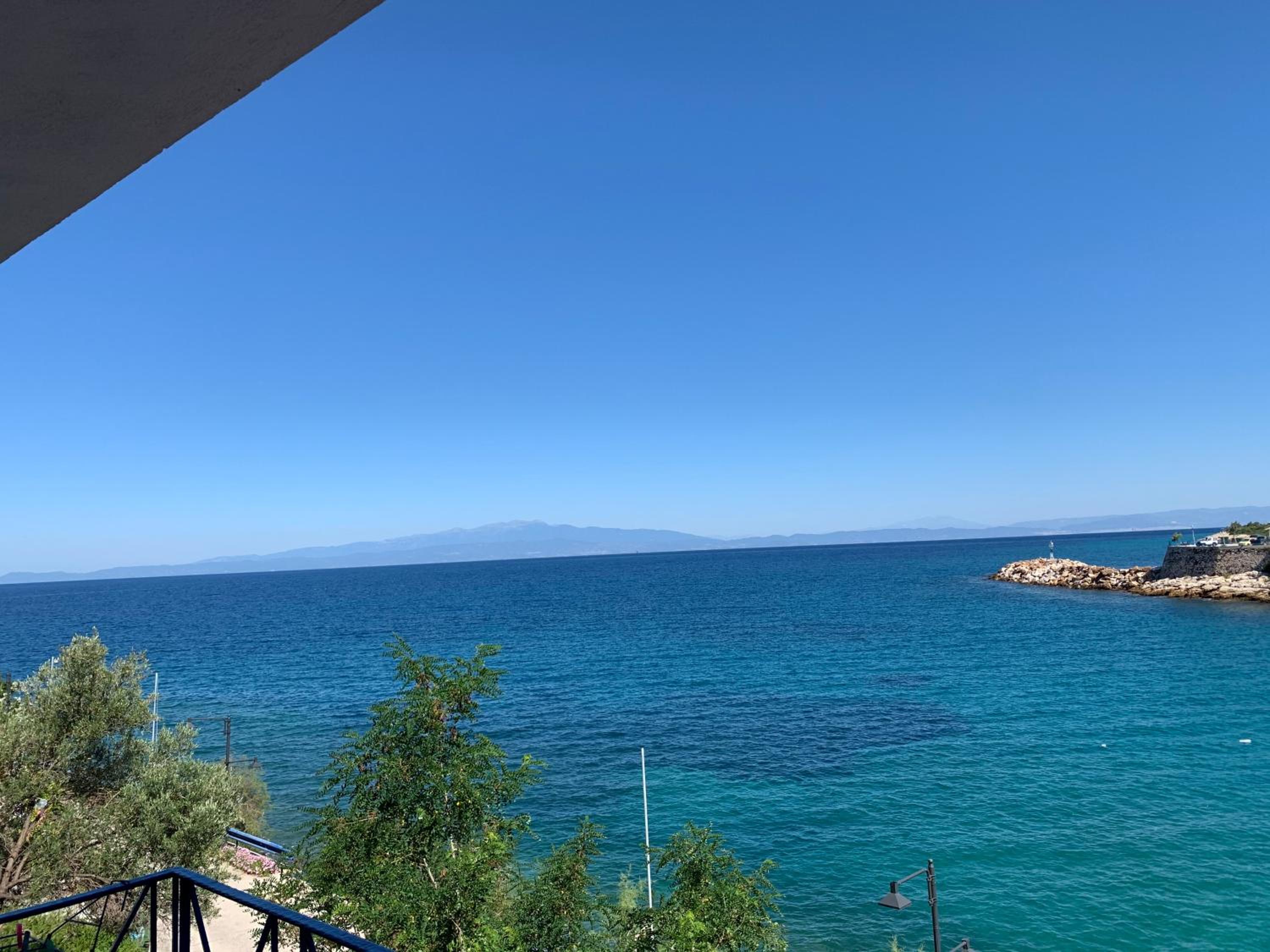 Deluxe One-Bedroom Apartment with Ocean View photo 2
