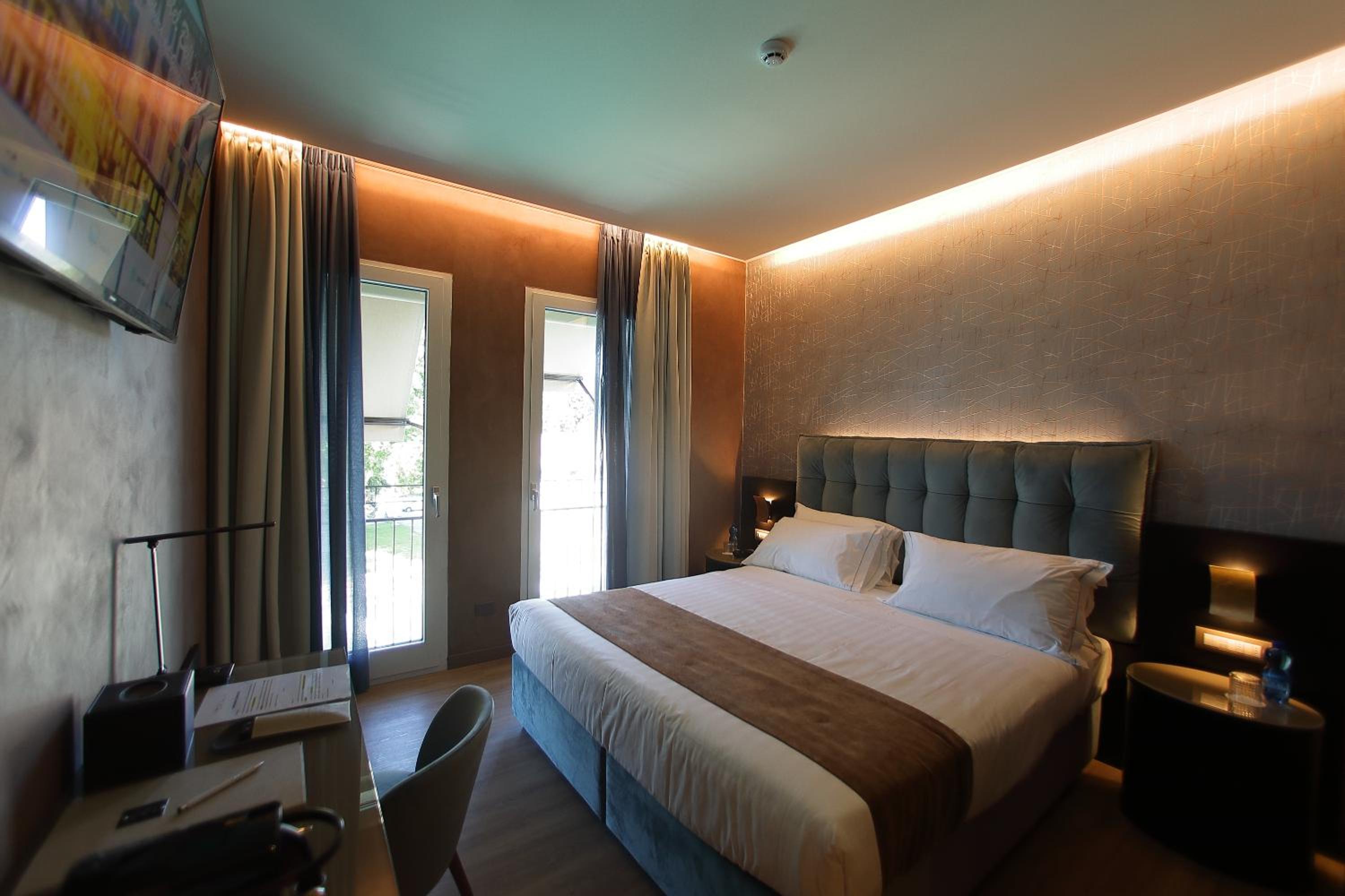King Room with Lake View - Photo 8