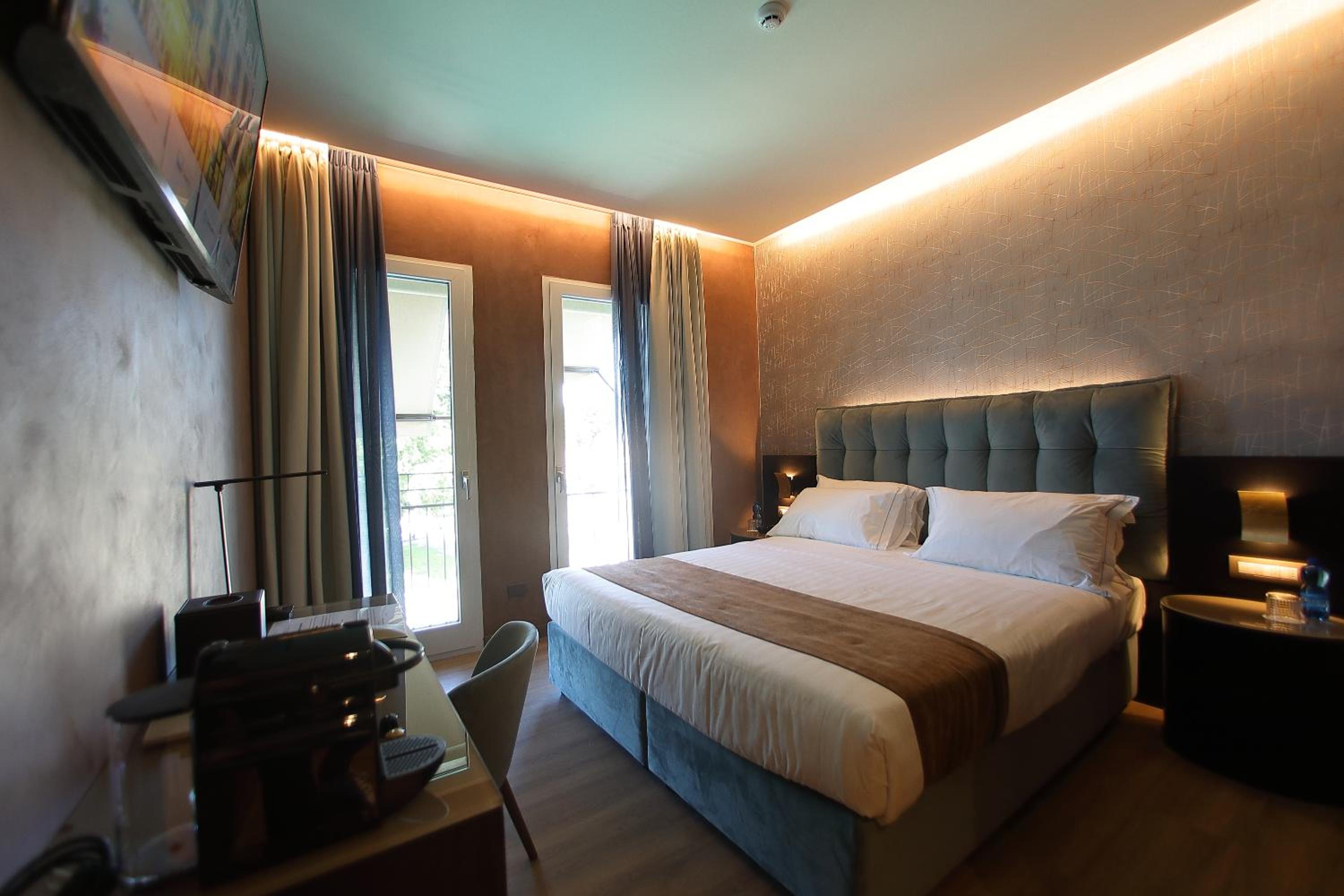 Double Room with Lake View - Photo 17