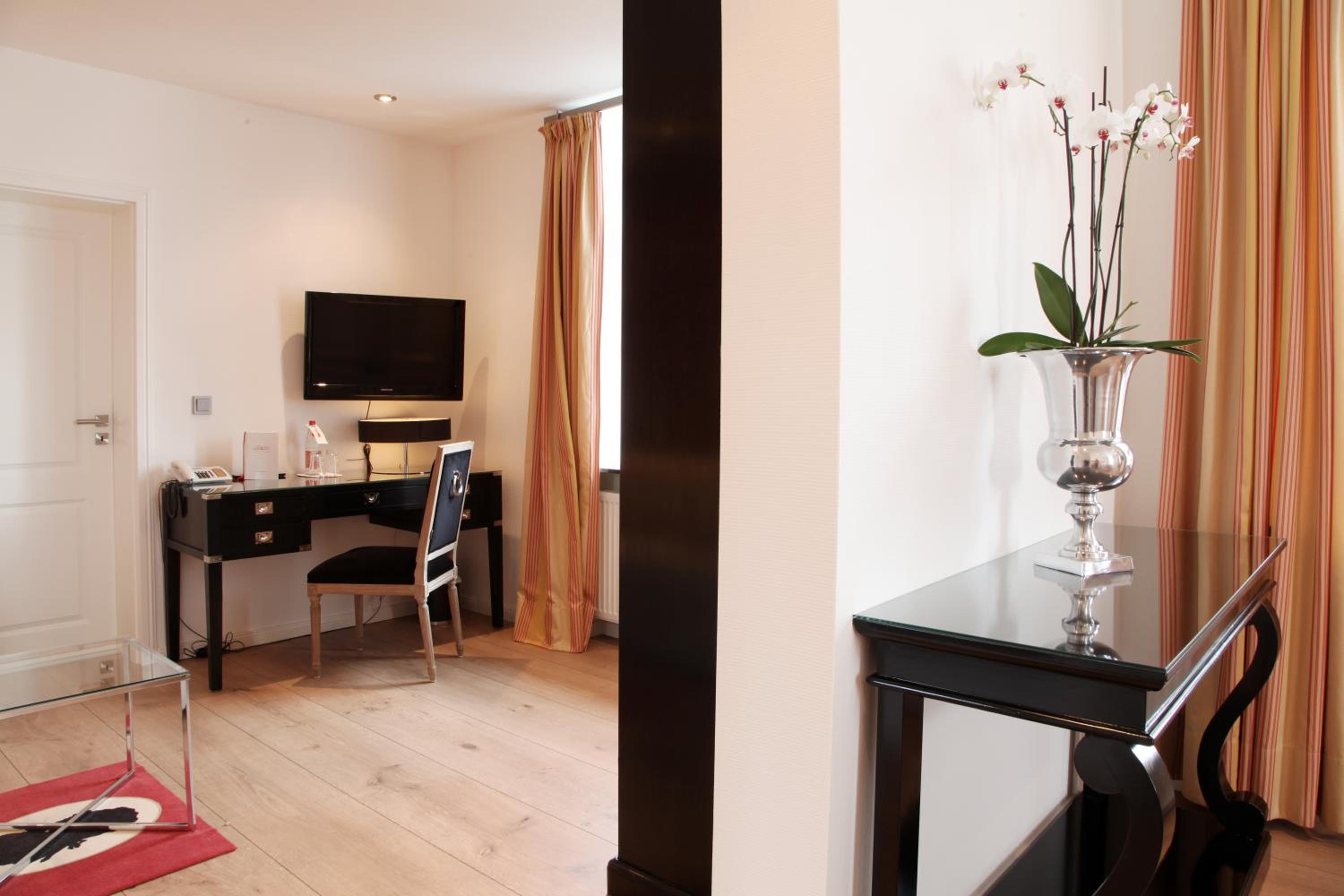 Suite - Photo 3