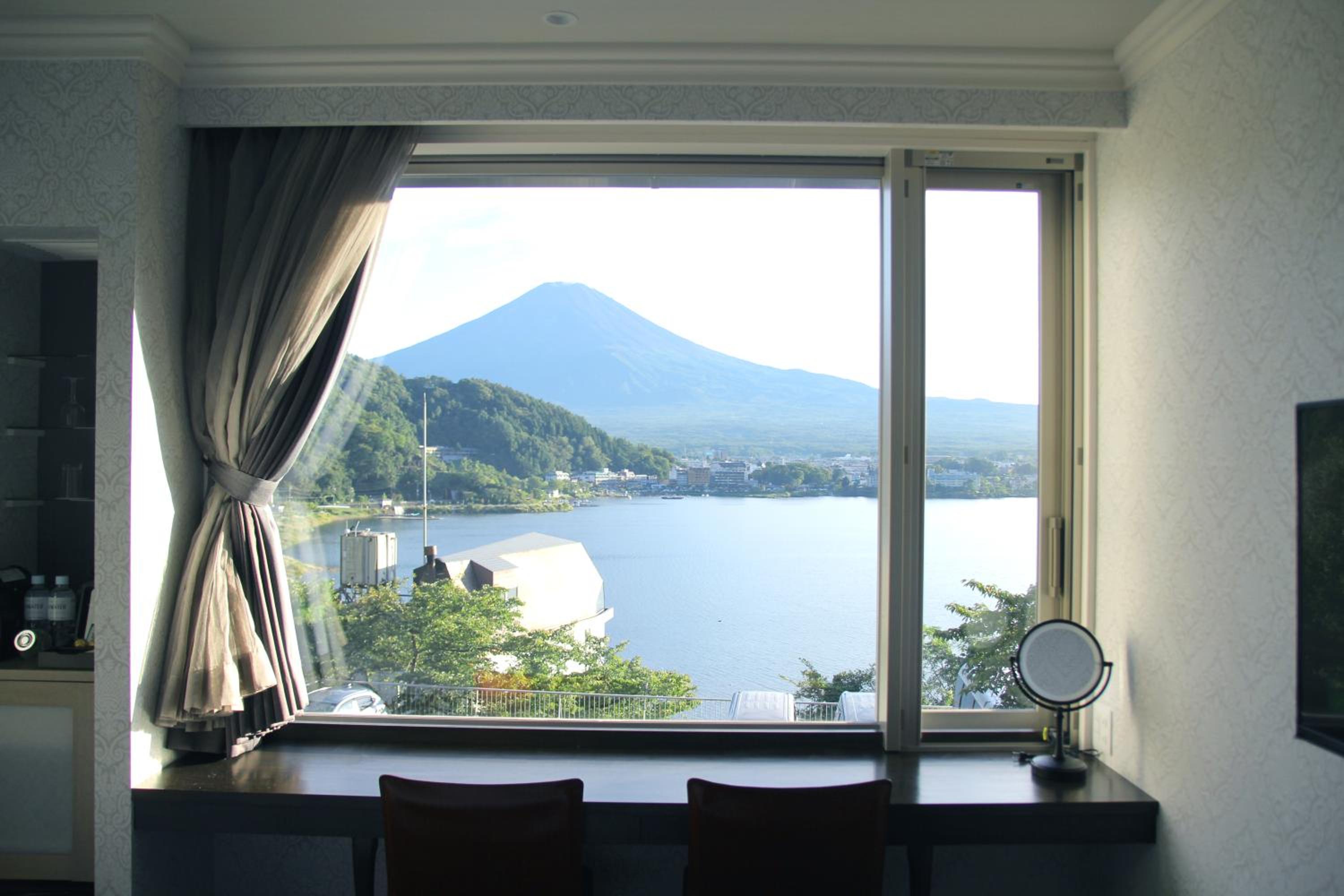 Standard Twin Room with Mt.Fuji and Lake View - Non Smoking photo 2