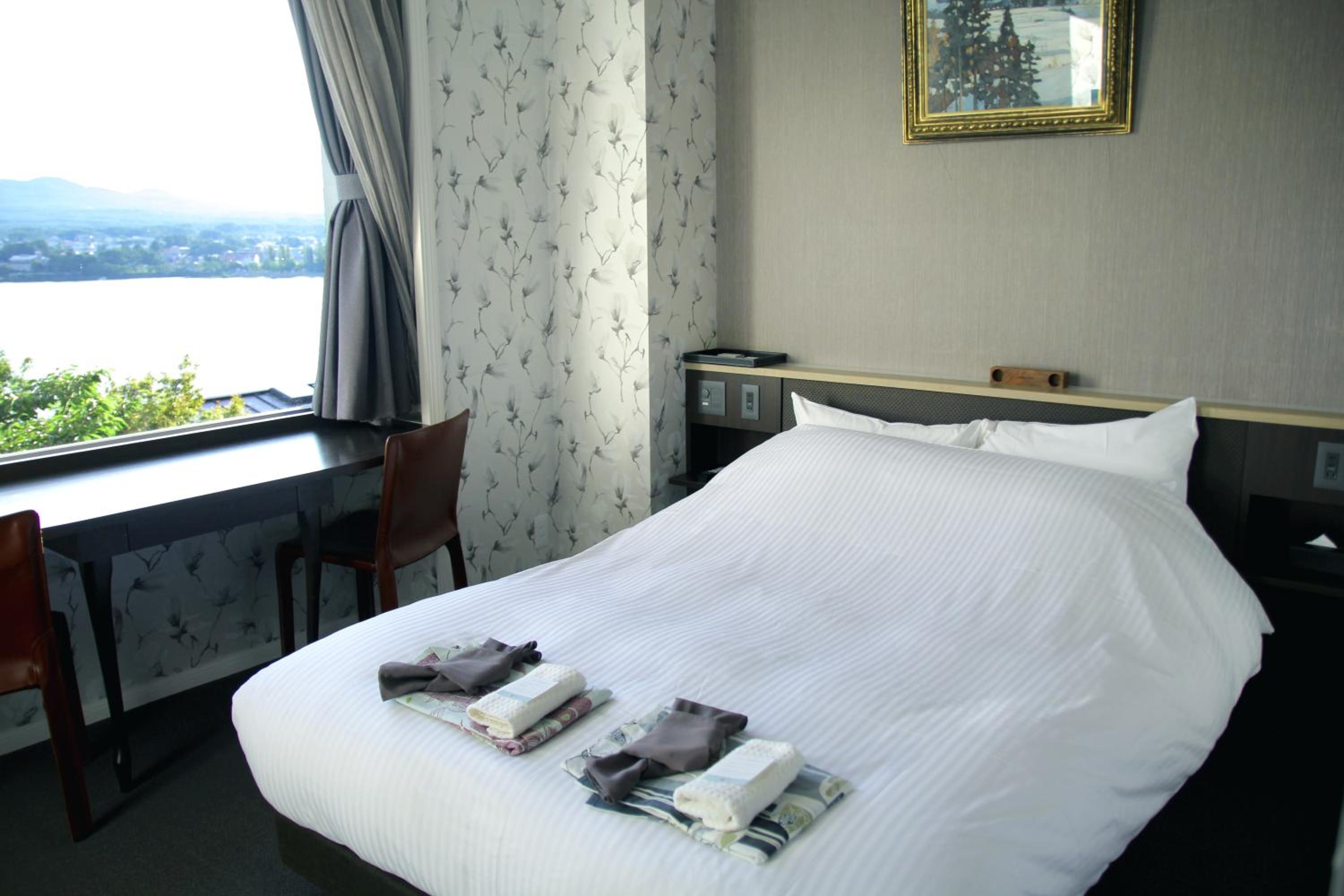 Standard Double Room with Mt.Fuji and Lake View - Non Smoking photo 2