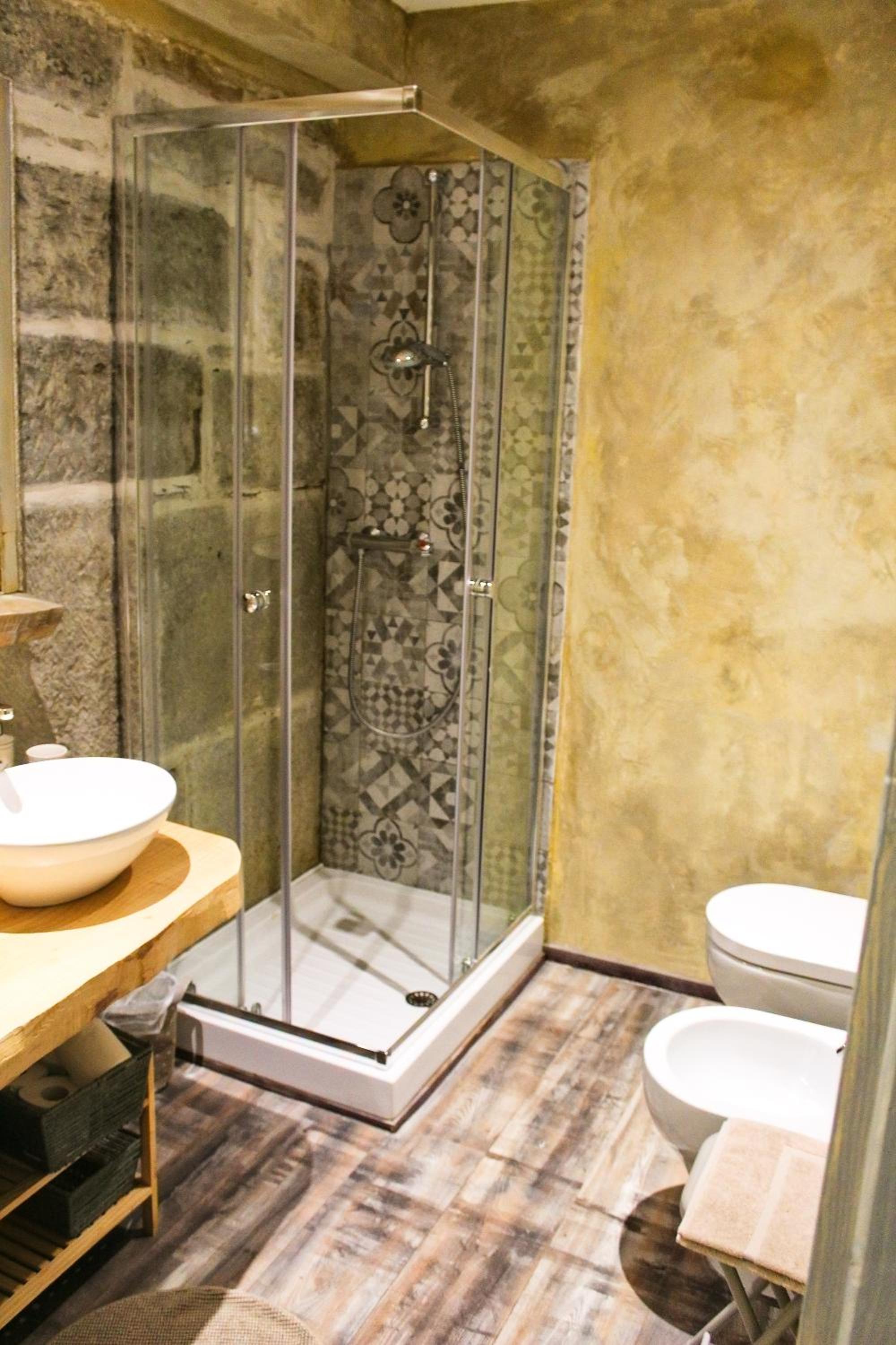 Quadruple Room with Private Bathroom - Photo 25