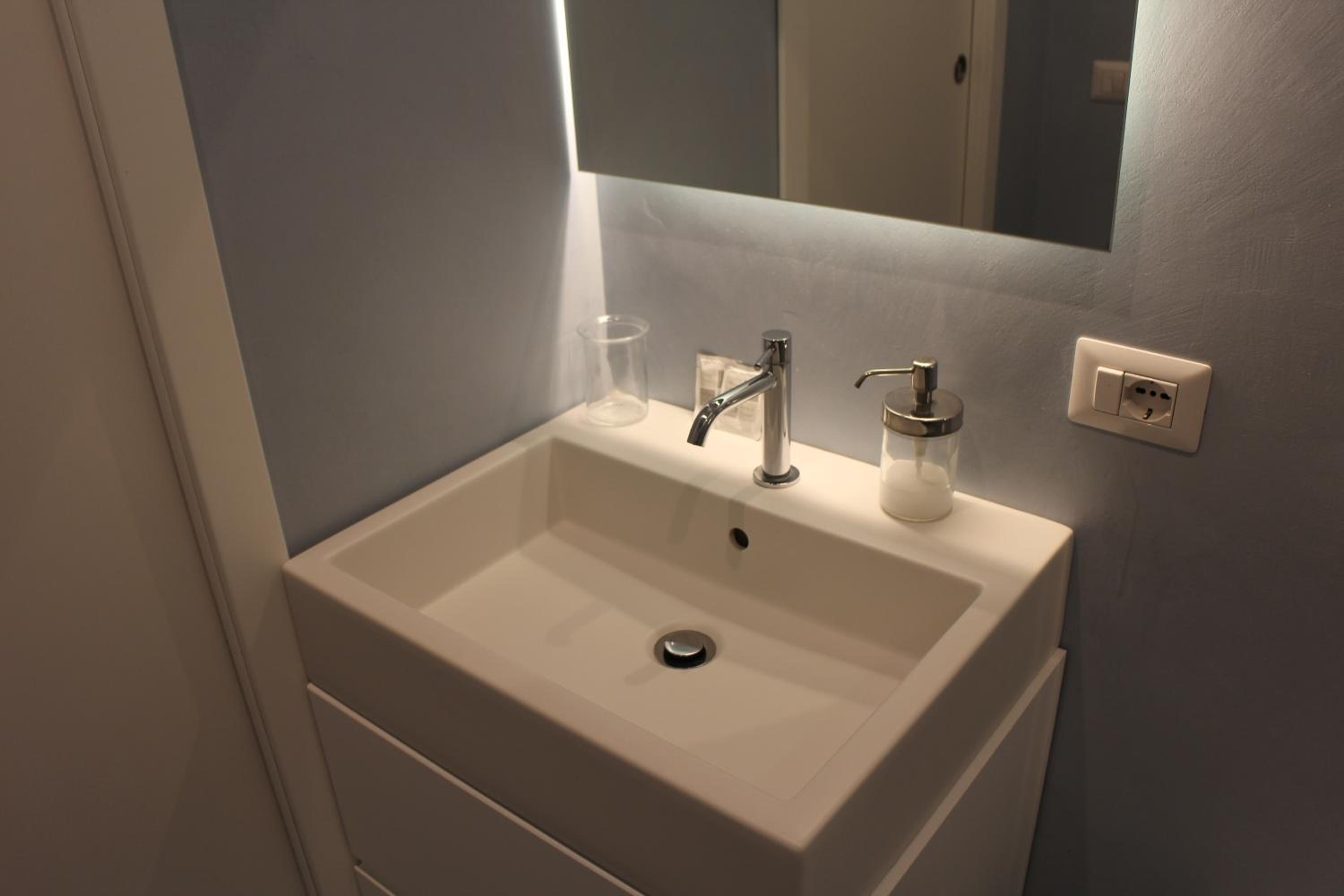 Double Room with Private External Bathroom - Photo 9