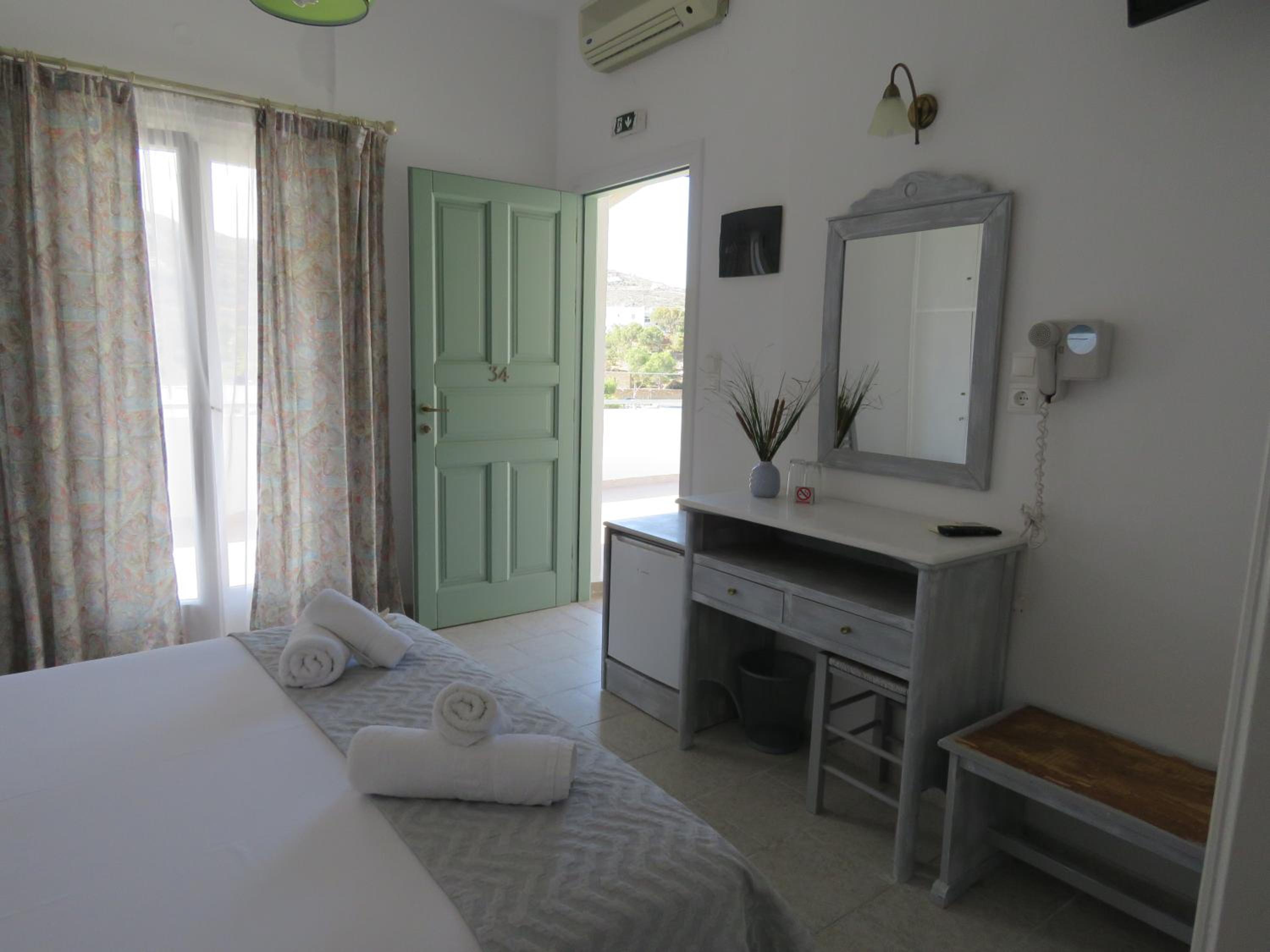 Double or Twin Room with Side Sea View - Photo 12