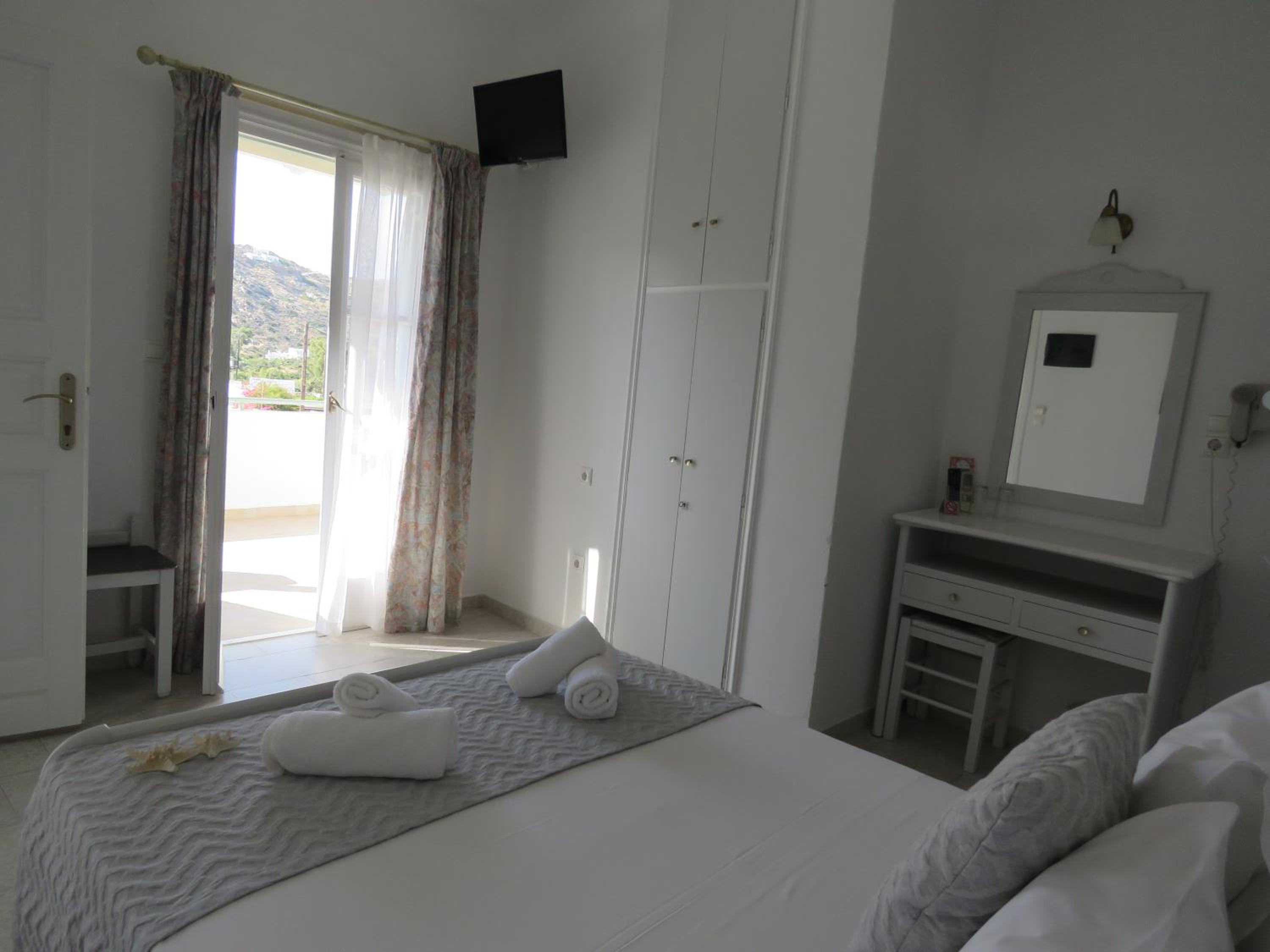 Double or Twin Room with Side Sea View - Photo 9