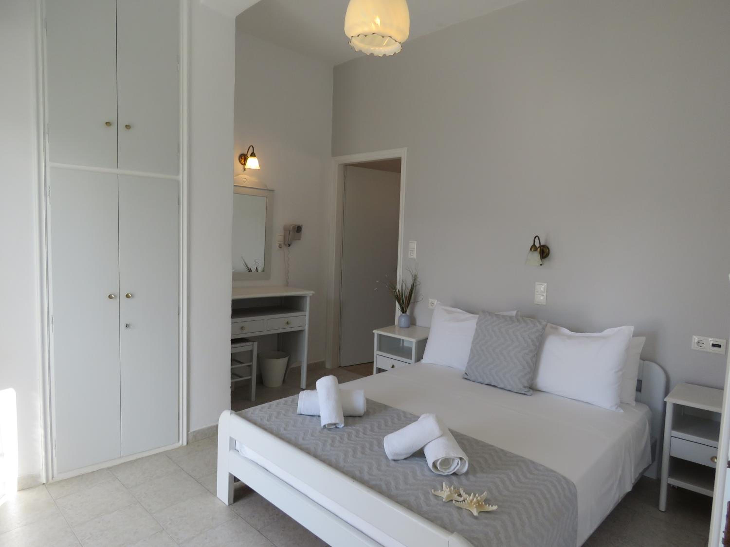 Double or Twin Room with Side Sea View - Photo 8