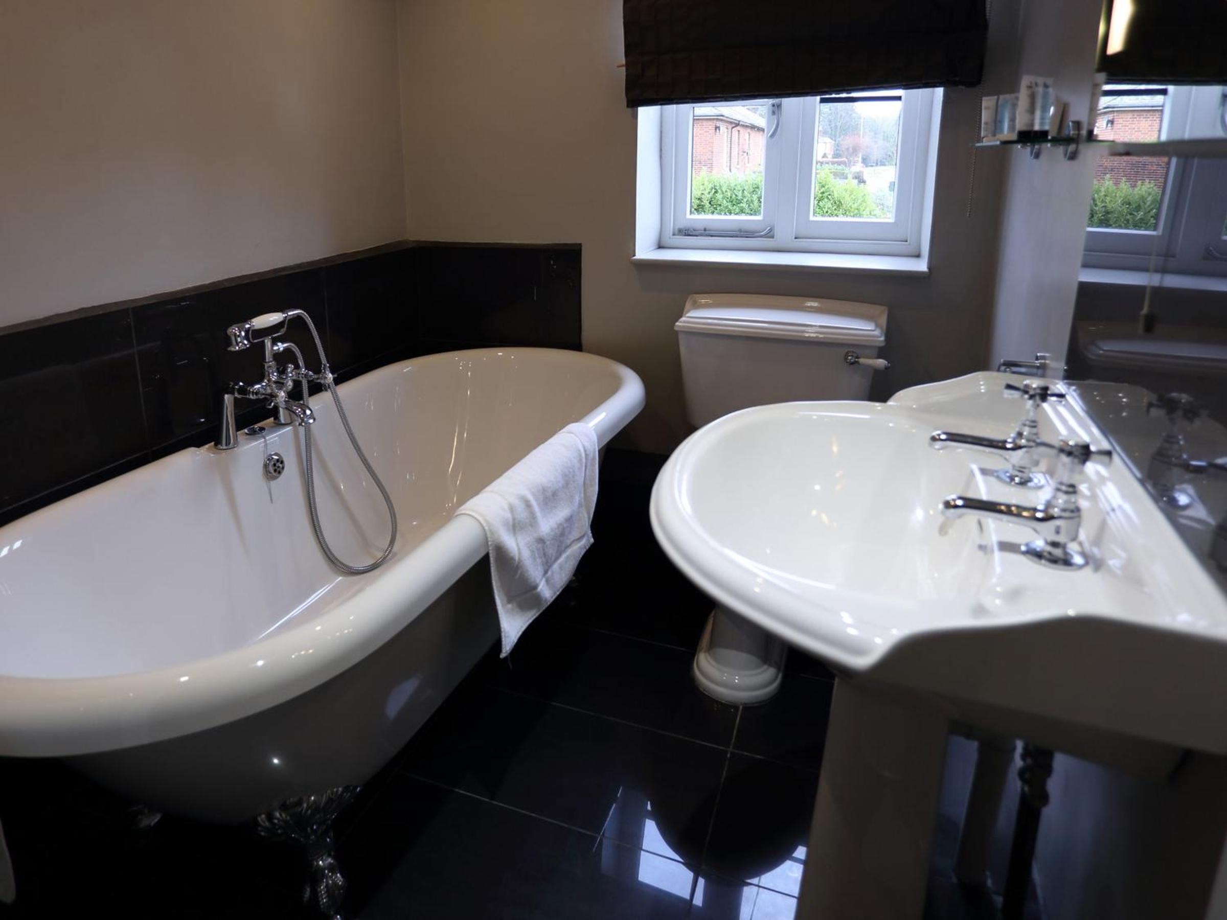 Standard Twin Room - Photo 5