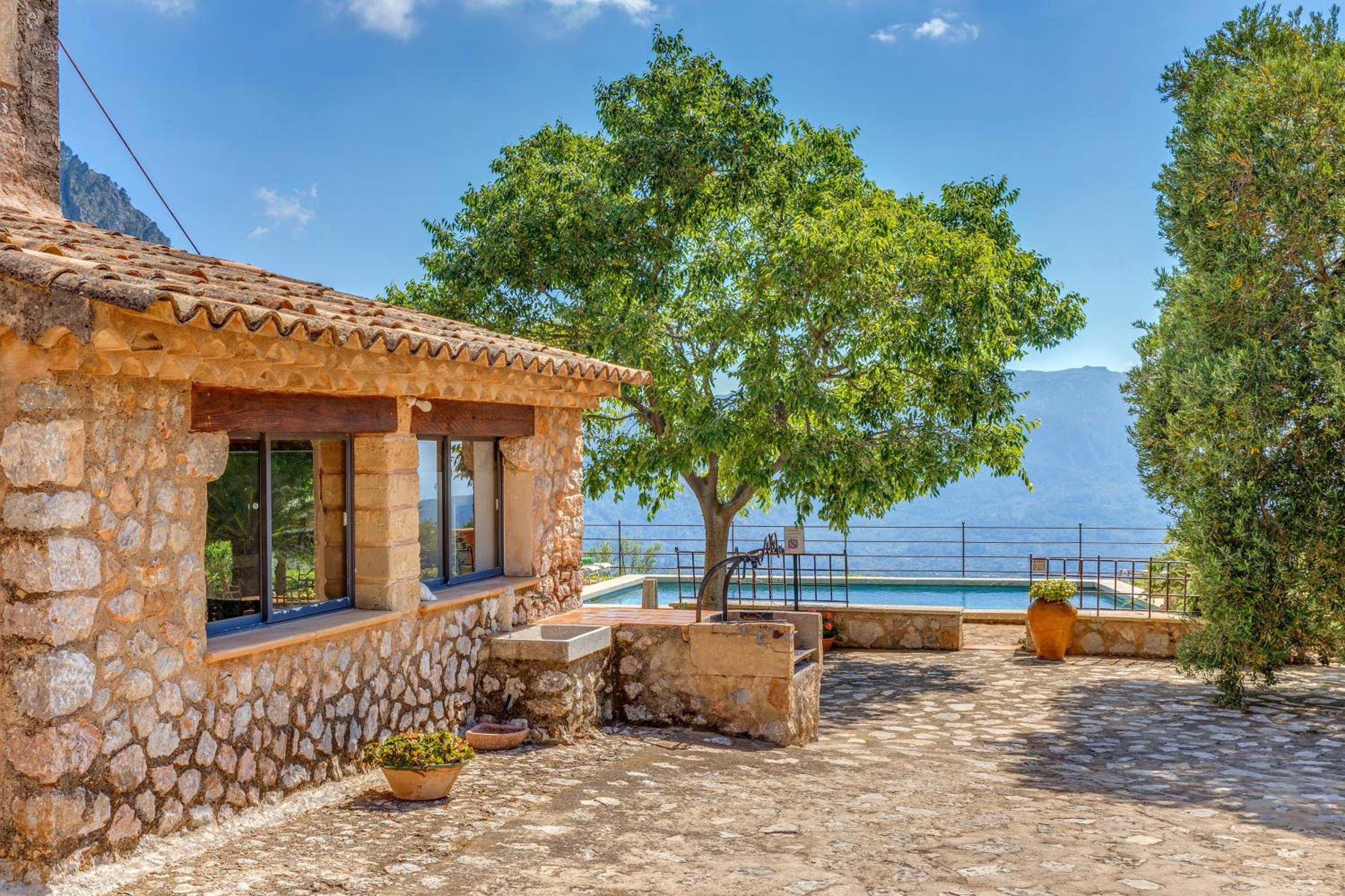 Villa photo 2