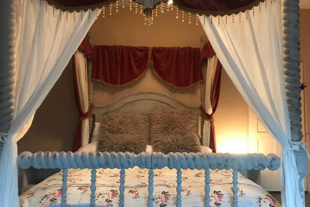 Five-Bedroom House photo 1