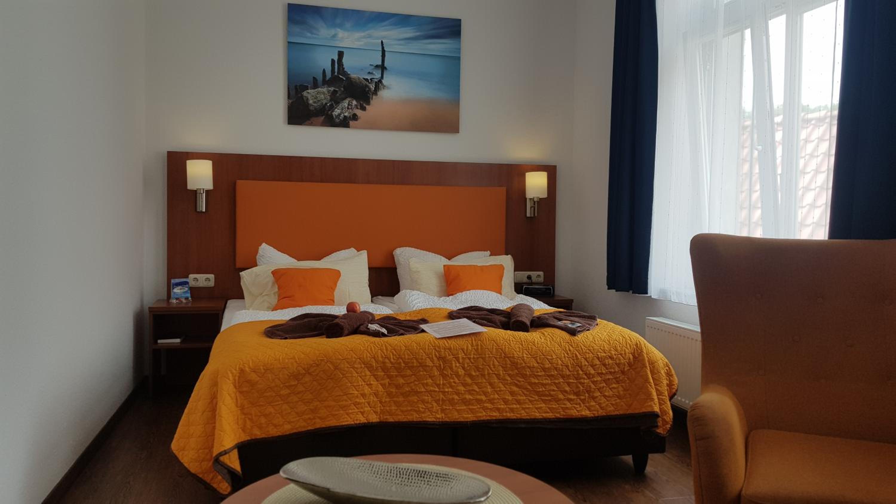 Double or Twin Room thumbnail 6