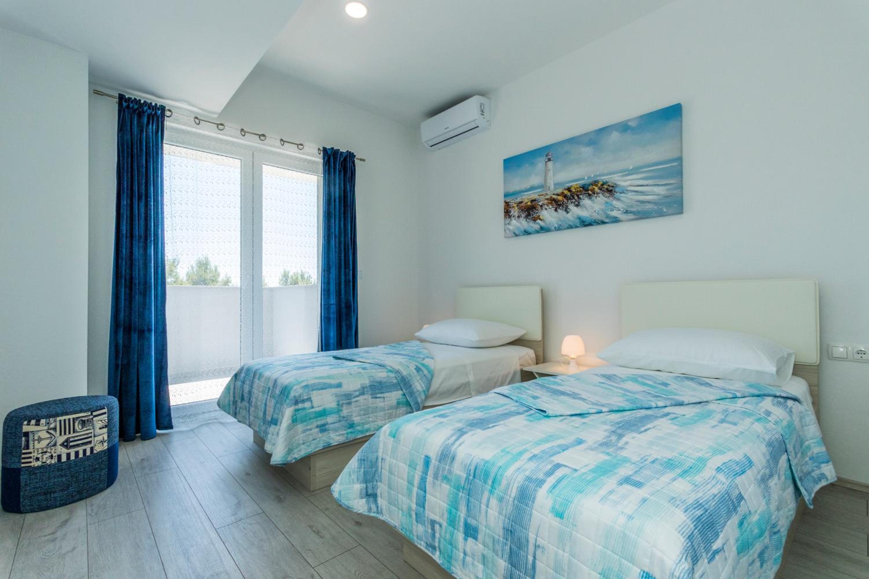 Six-Bedroom House photo 1