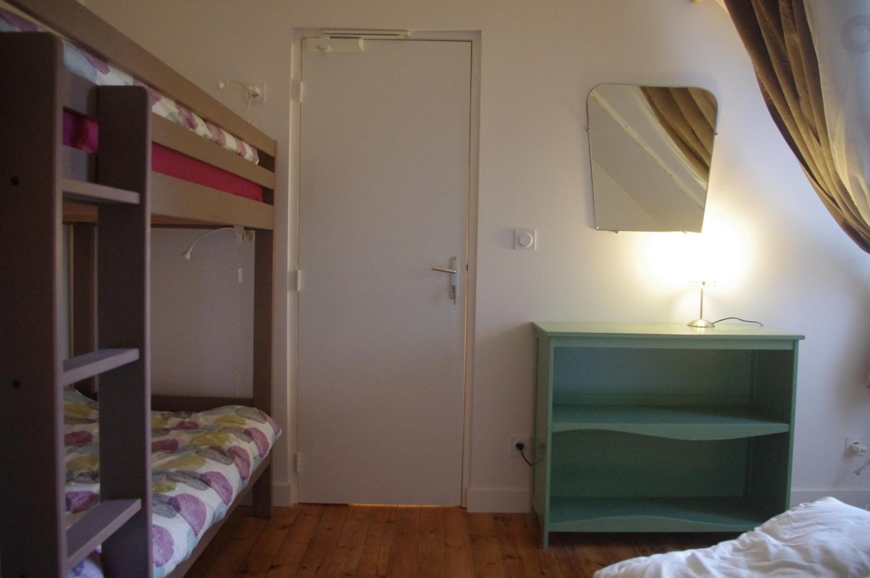 Quadruple Room with Private Bathroom - Photo 7