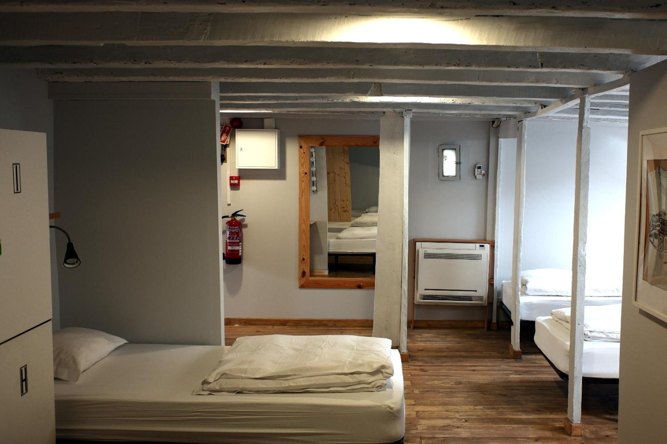 Bed in 10-Bed Mixed Dormitory Room with Shared Bathroom photo 2