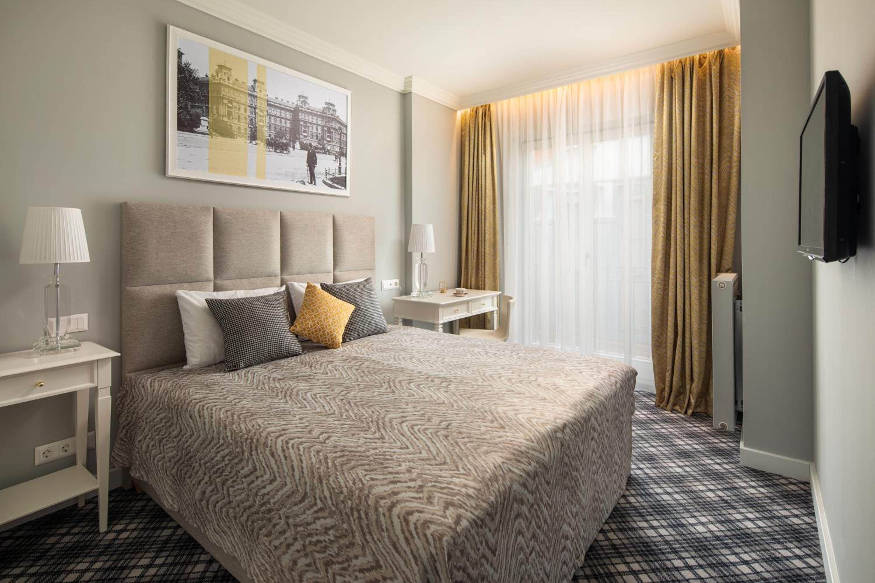 Deluxe Suite - Photo 2