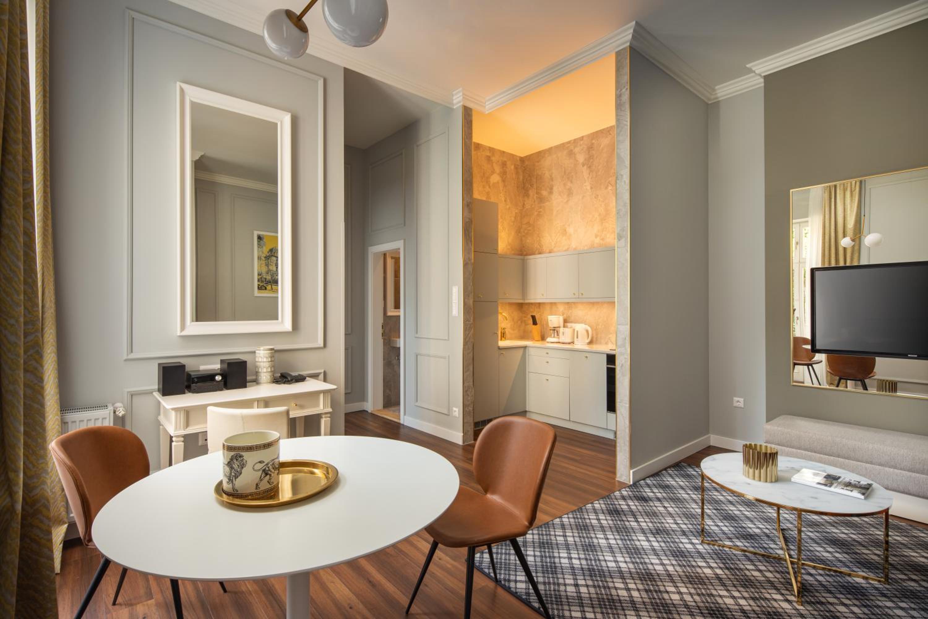 Deluxe Suite - Photo 6