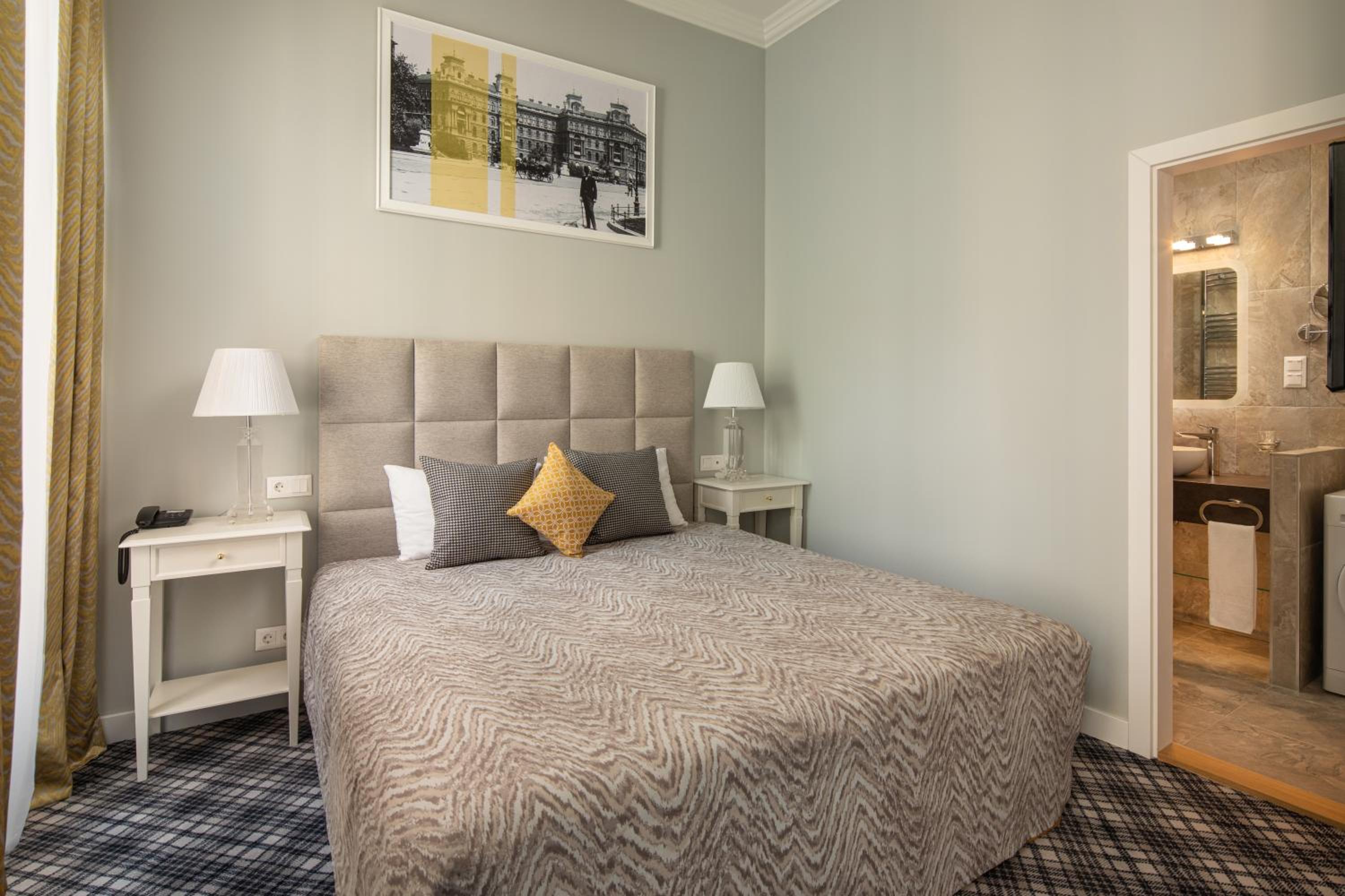 Deluxe Suite - Photo 7