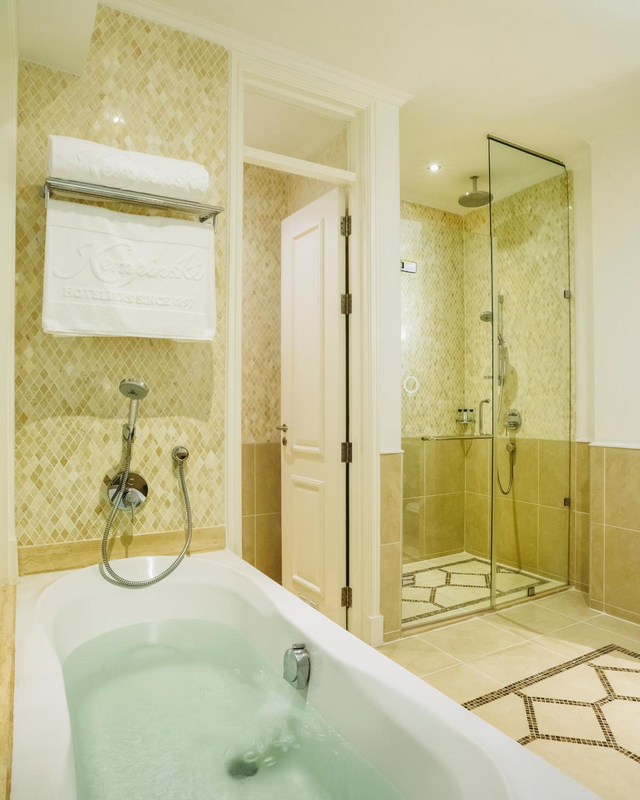 Superior King Room photo 2