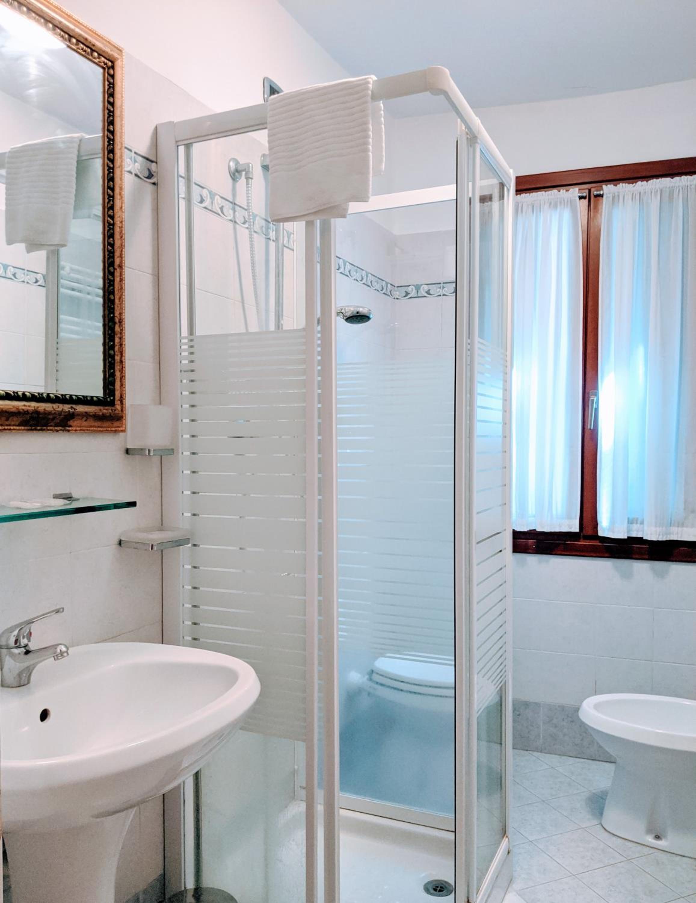 Double Room with Private External Bathroom photo 2