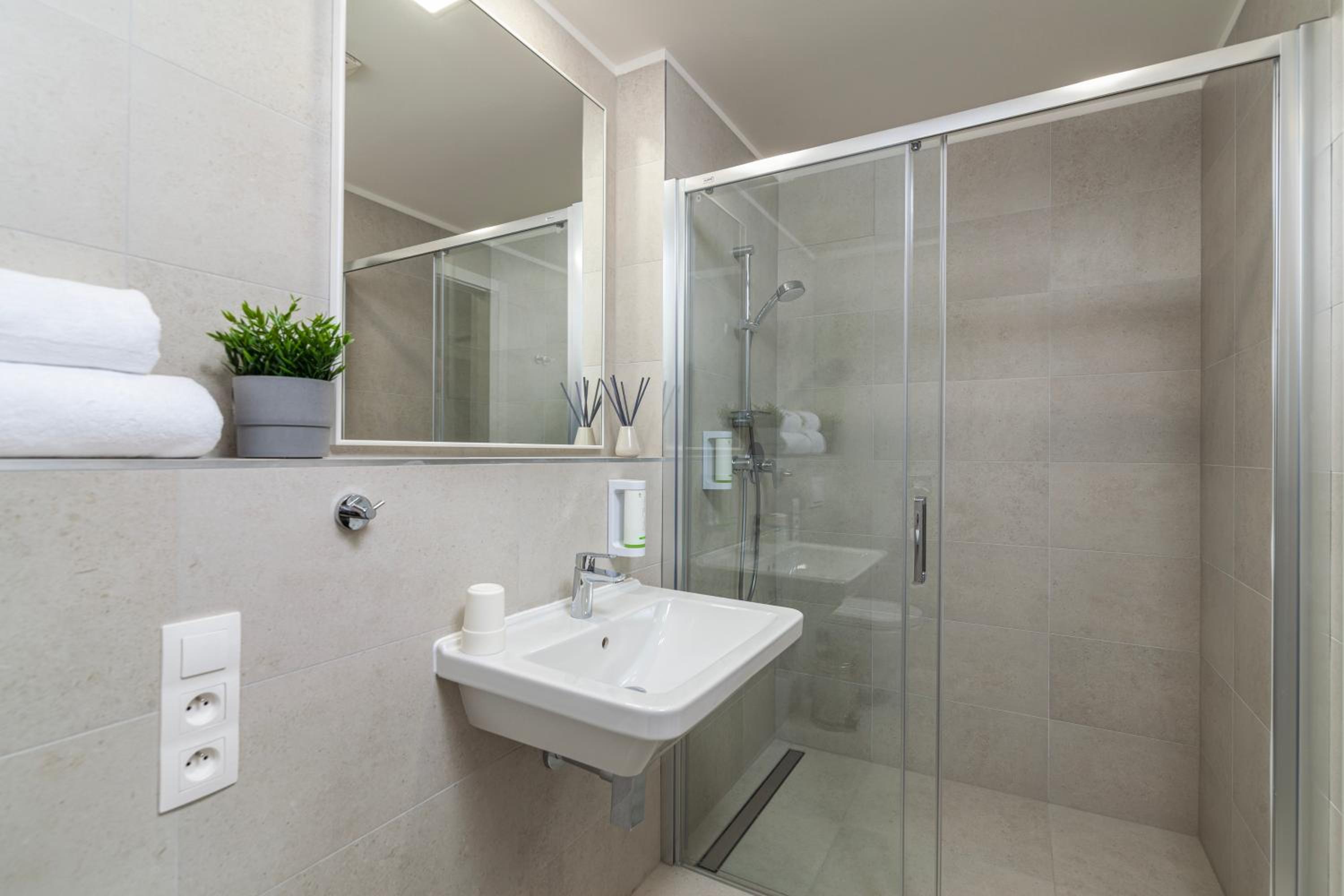 Double or Twin Room with Spa Access - Photo 6