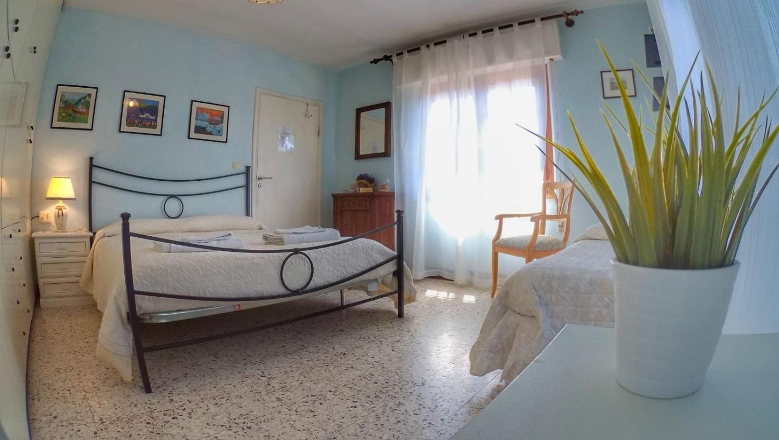 Double Room with Private External Bathroom - Photo 1
