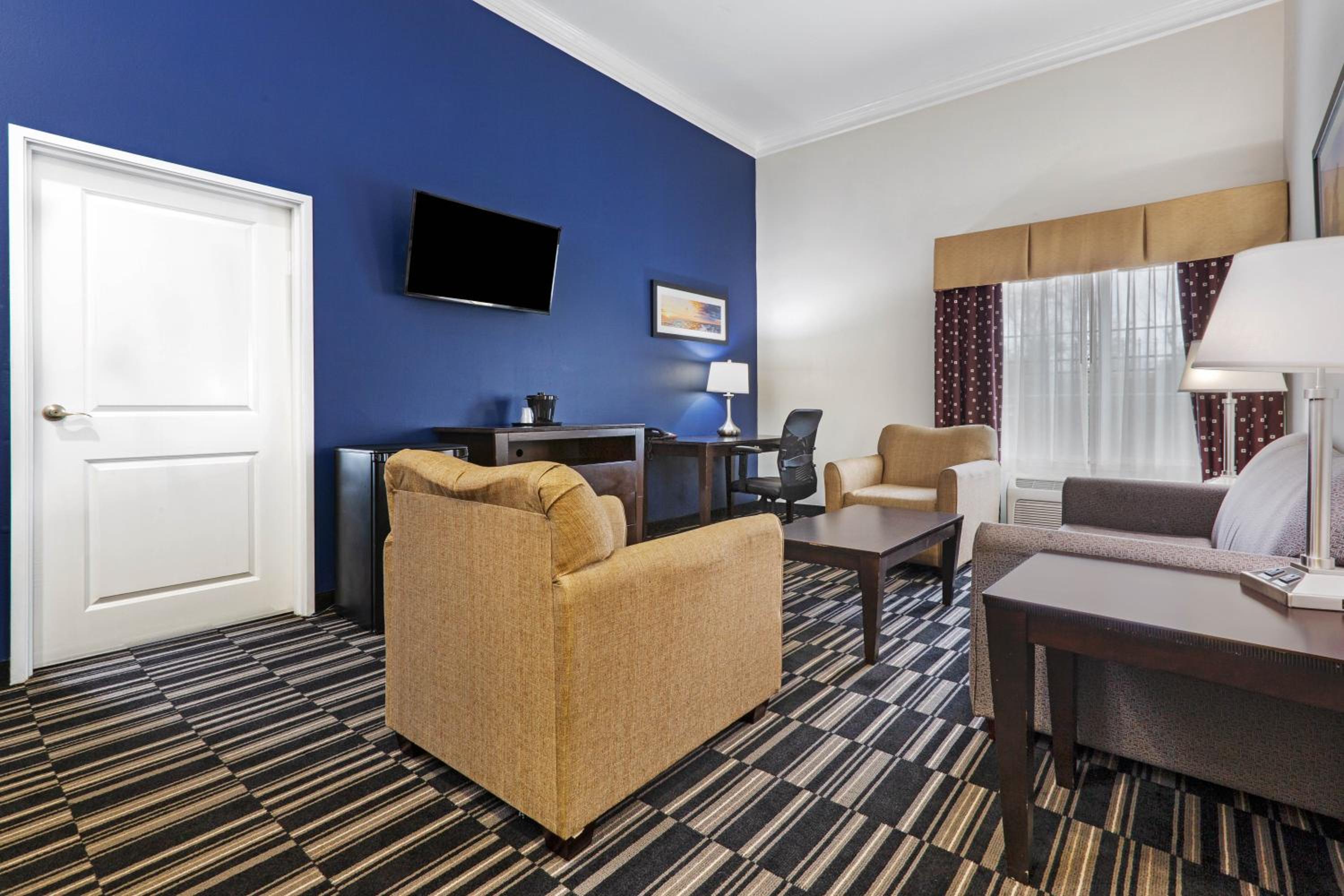 One-Bedroom King Suite - Non-Smoking - Photo 3