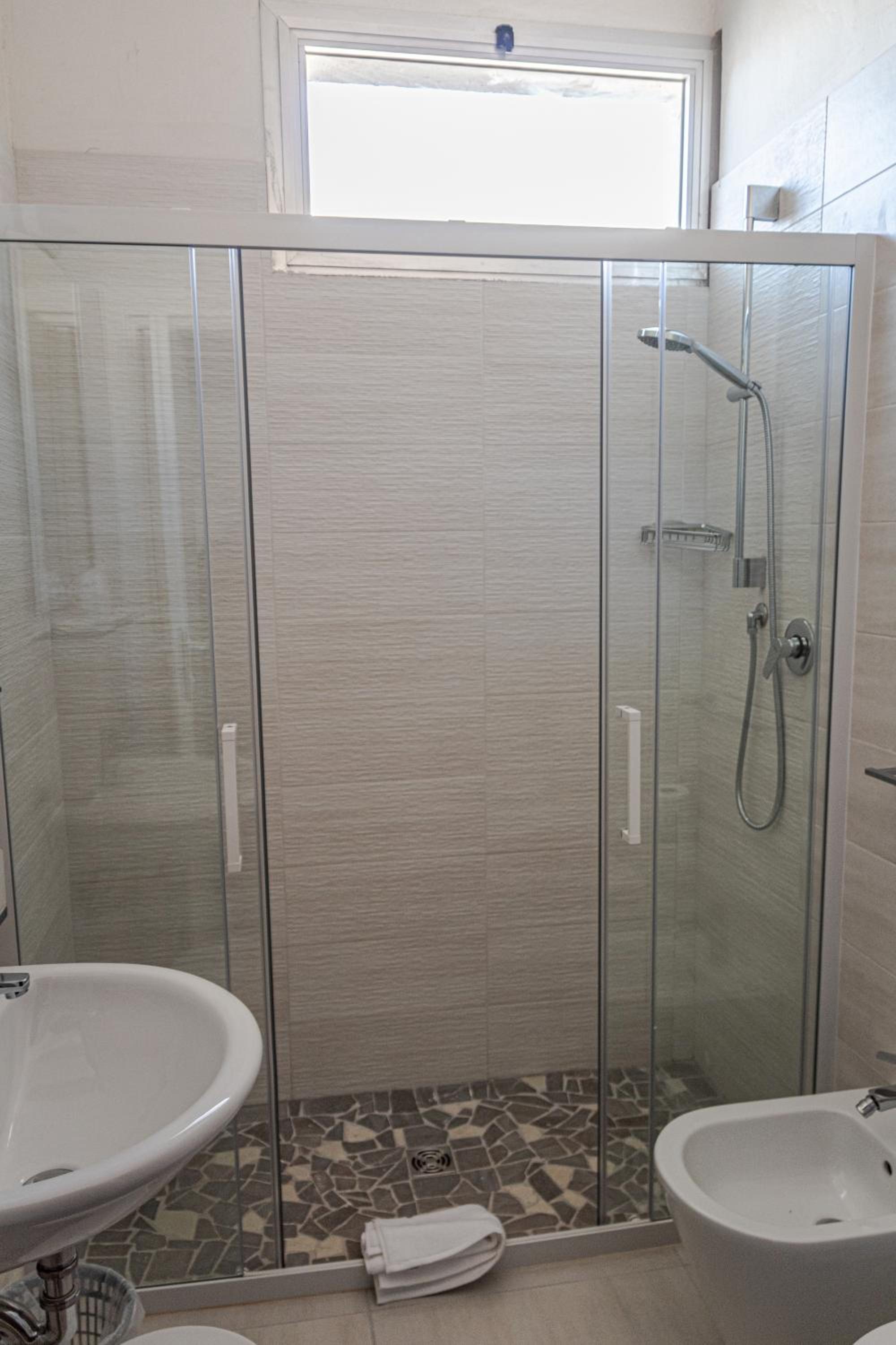 Double Room with Balcony - Photo 11