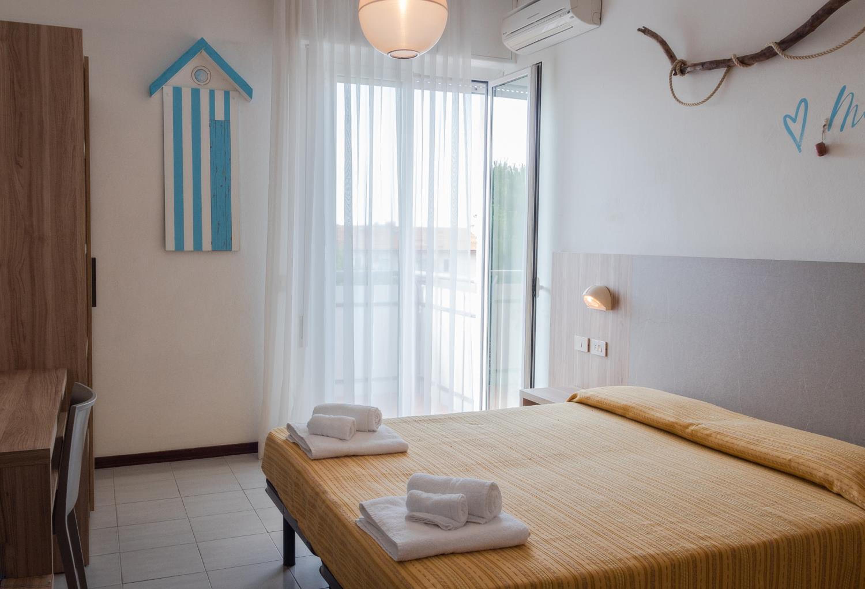 Double Room with Balcony - Photo 12